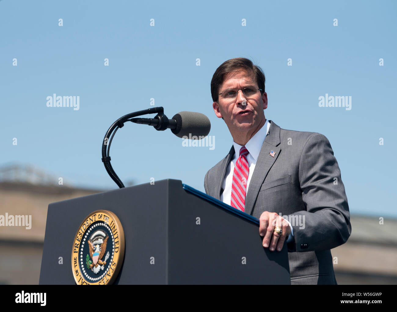 U.S il Segretario della Difesa il dottor Mark T. Esper offre commento durante un intero onora la cerimonia di benvenuto al Pentagono Luglio 25, 2019 in Arlington, Virginia. Foto Stock