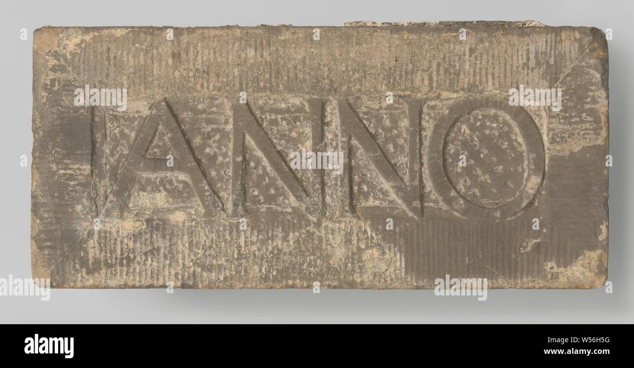 Rivolta verso il mattone con la scritta ANNO, rettangolo orizzontale con un ampio bordo ombreggiato entro il quale l'iscrizione ANNO, Paesi Bassi (eventualmente), c. 1661, l 62 cm × W 28,5 cm × d 11 cm × W 40 kg Foto Stock