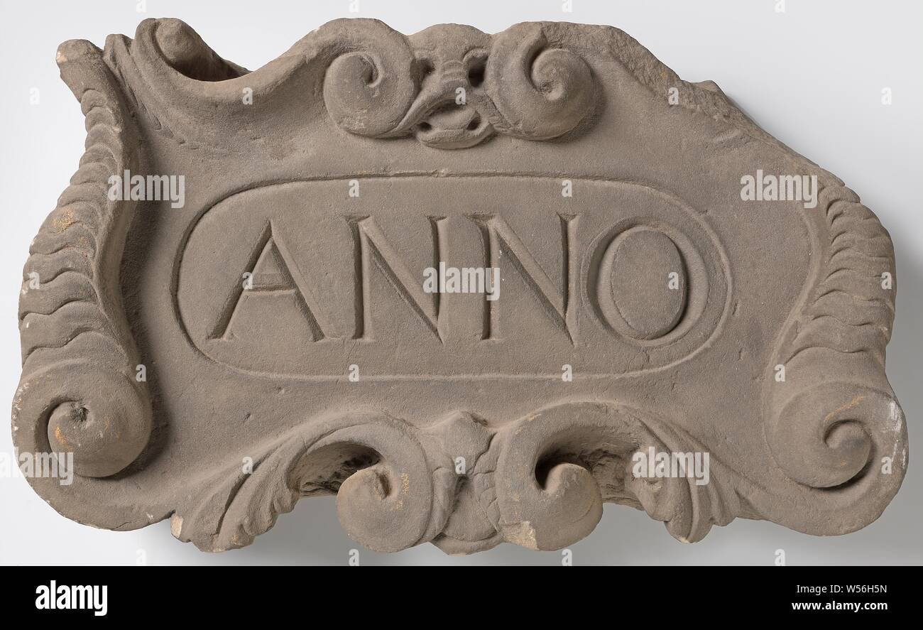 Rivolta verso il mattone con iscrizione ANNO, cartiglio con riccioli, volute e foglie di acanto, all'interno del quale un ovale con l iscrizione ANNO. L'angolo superiore destro è stata interrotta, Paesi Bassi (eventualmente), c. 1736, l 45 cm × W 75 cm × d 18,5 cm × W 66 kg Foto Stock