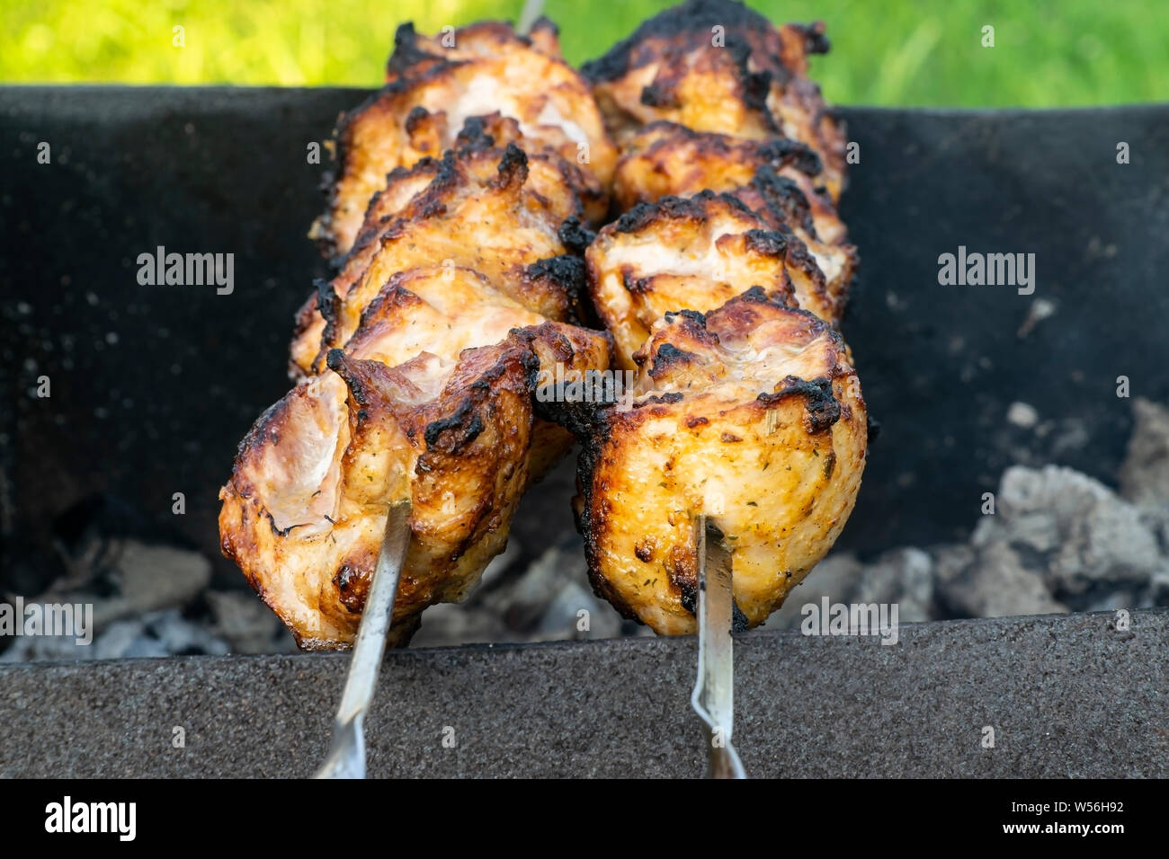 Pollo Marinato kebab cotto alla griglia sulla brace. Kebab spiedino è popolare in tutto il mondo. Foto Stock