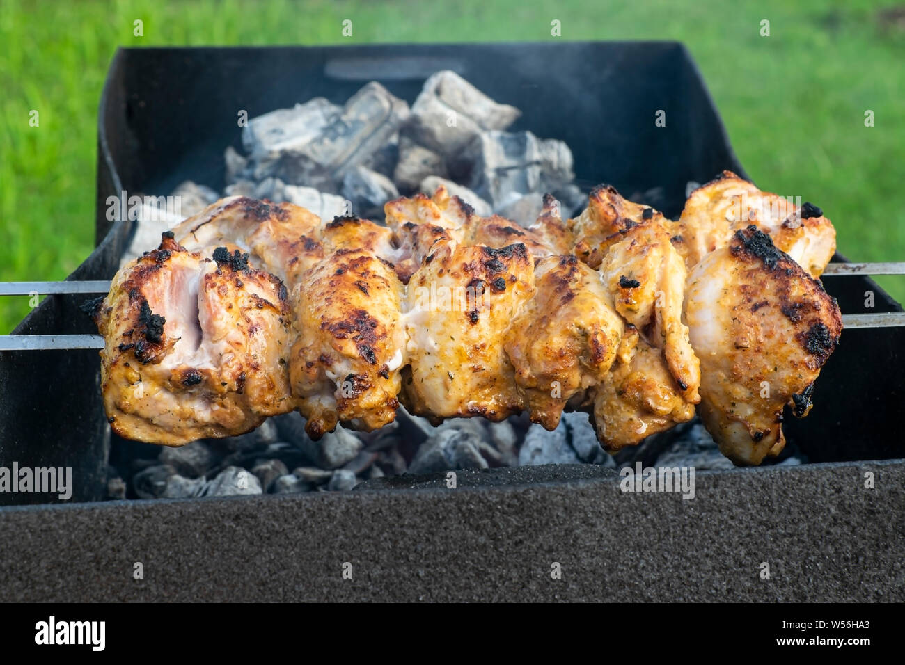 Pollo Marinato kebab cotto alla griglia sulla brace. Kebab spiedino è popolare in tutto il mondo. Foto Stock