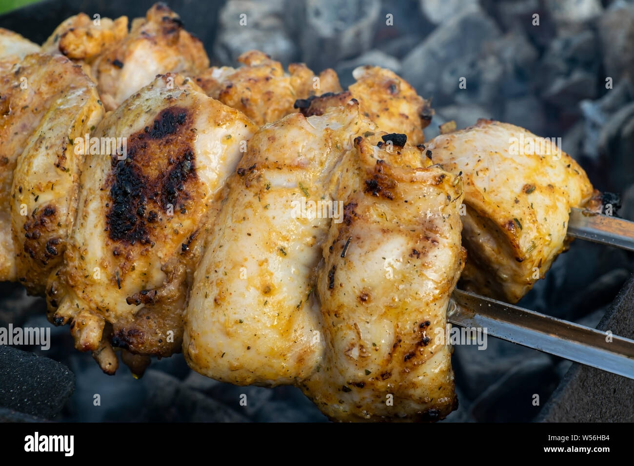 Pollo Marinato kebab cotto alla griglia sulla brace. Kebab spiedino è popolare in tutto il mondo. Foto Stock