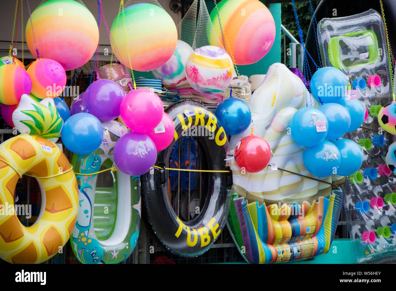 I bambini di plastica di giocattoli da spiaggia per la vendita in un negozio di mare, Gran Bretagna, Regno Unito Foto Stock