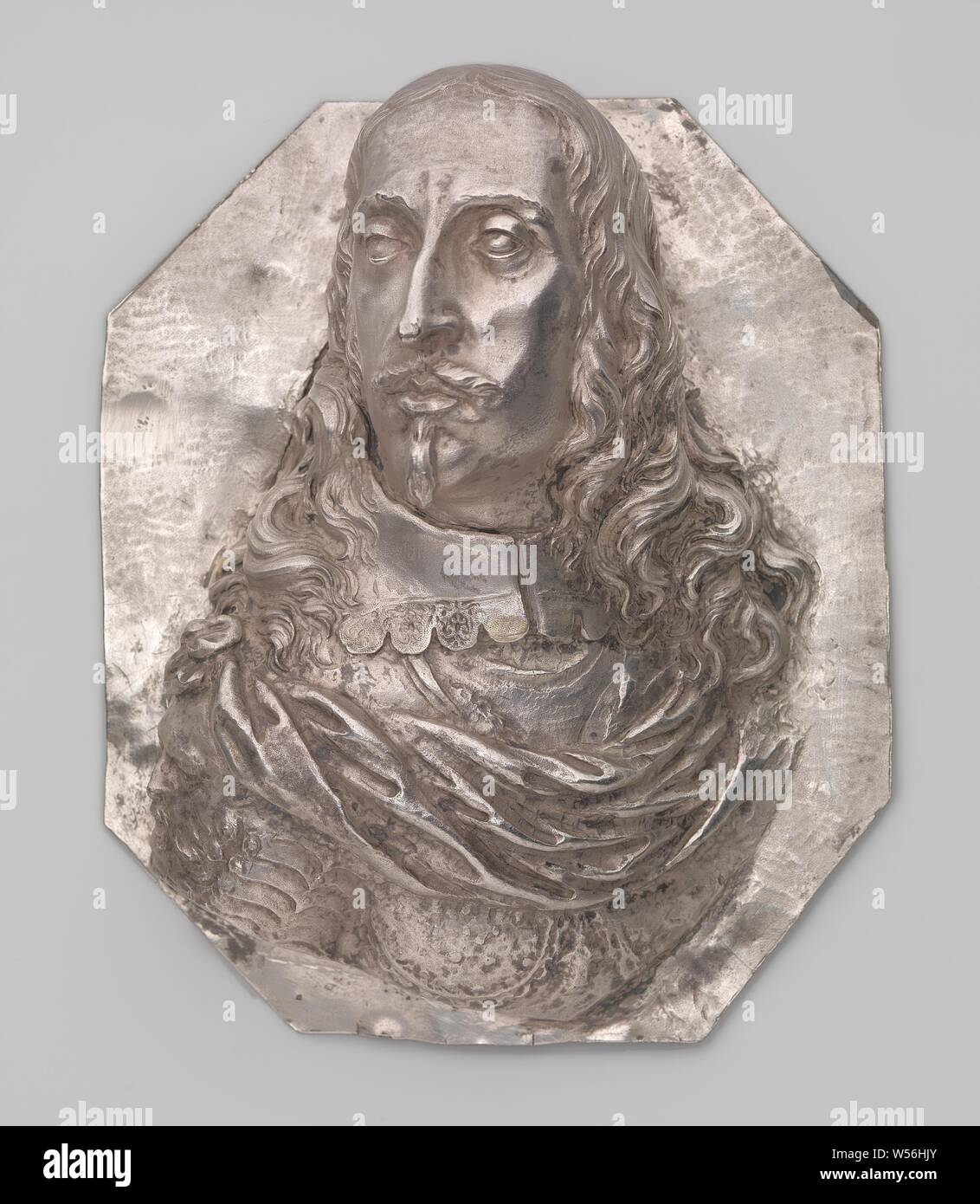 Placca di argento dall'Arciduca Leopoldo Guglielmo d'Asburgo (1614-1662), su un piatto ottagonale il busto dell'Arciduca Leopoldo Guglielmo di Habsburg, altorilievo. La spalla destra in avanti, lunghi capelli ricci, baffi e barba, indossa armatura raffigurante un volto sulla spalla destra, annodamento di un telaio da una spalla all'altra. Su una catena che egli porta la croce dell Ordine tedesco (di cui Wilhelm von Habsburg è stato il gran maestro dal 1642). Contrassegnato, l.o .: J (quasi illeggibile), Paesi Bassi meridionali, Leopold Willem van Oostenrijk, Mattheus Melijn (modo di), Zuid-Nederland, c. 1650, argento (metallo), ebano (legno Foto Stock