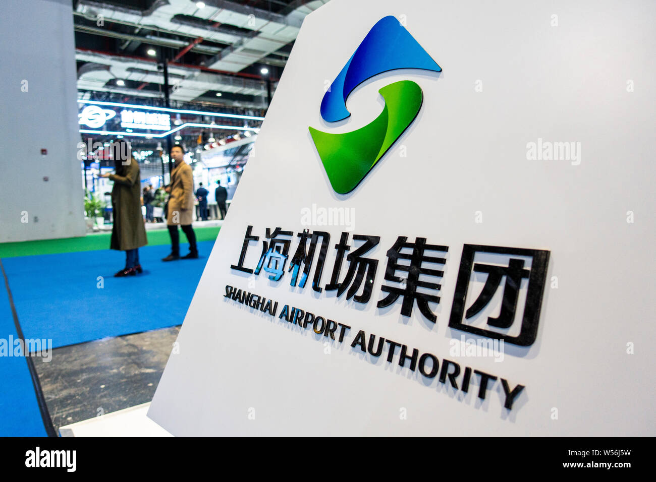 --FILE--i visitatori a piedi passato lo stand di Shanghai Airport Authority durante l'Expo di Shanghai, Cina, 22 novembre 2018. Shanghai International Airpo Foto Stock