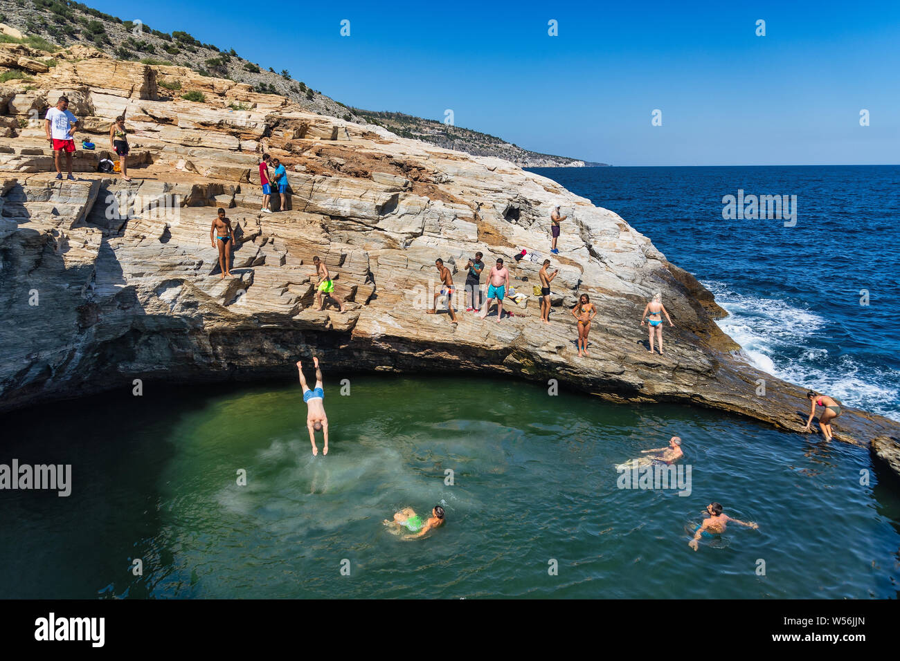 Thassos, Grecia - Luglio 20, 2019: i turisti stanno facendo immersioni in piscina naturale Giola in Thassos Island, Grecia Foto Stock