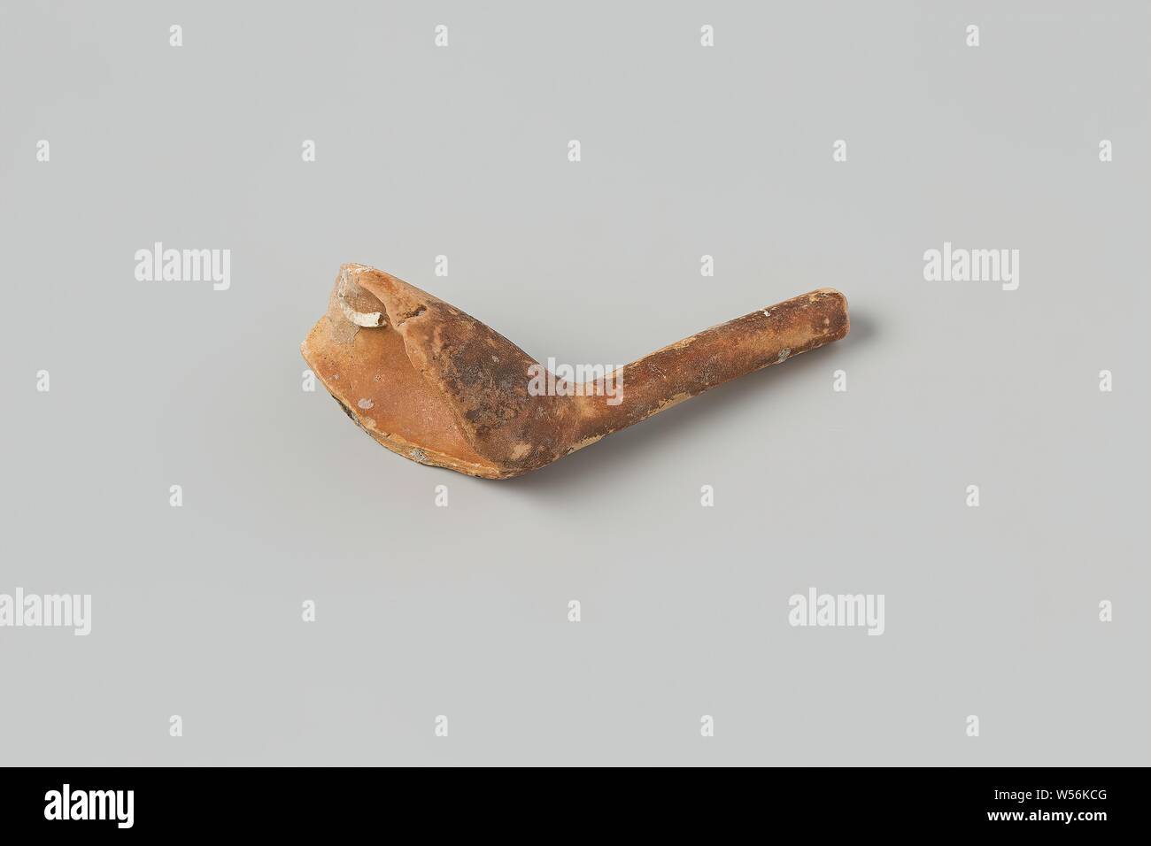 Frammento di una tubazione ciotola con un pezzo di acciaio dal relitto della Indie Orientali nave Hollandia, tubo, ciotola senza tacco : decorazione stampata, frammento impronta illeggibili, Annett, olandese East India Company, Hollandia (nave), anonimo, Olanda, 1700 - in o prima di 13-Aug-1743, il tubo di argilla, l 5.4 cm × W 2 cm × d 3.1 cm Foto Stock