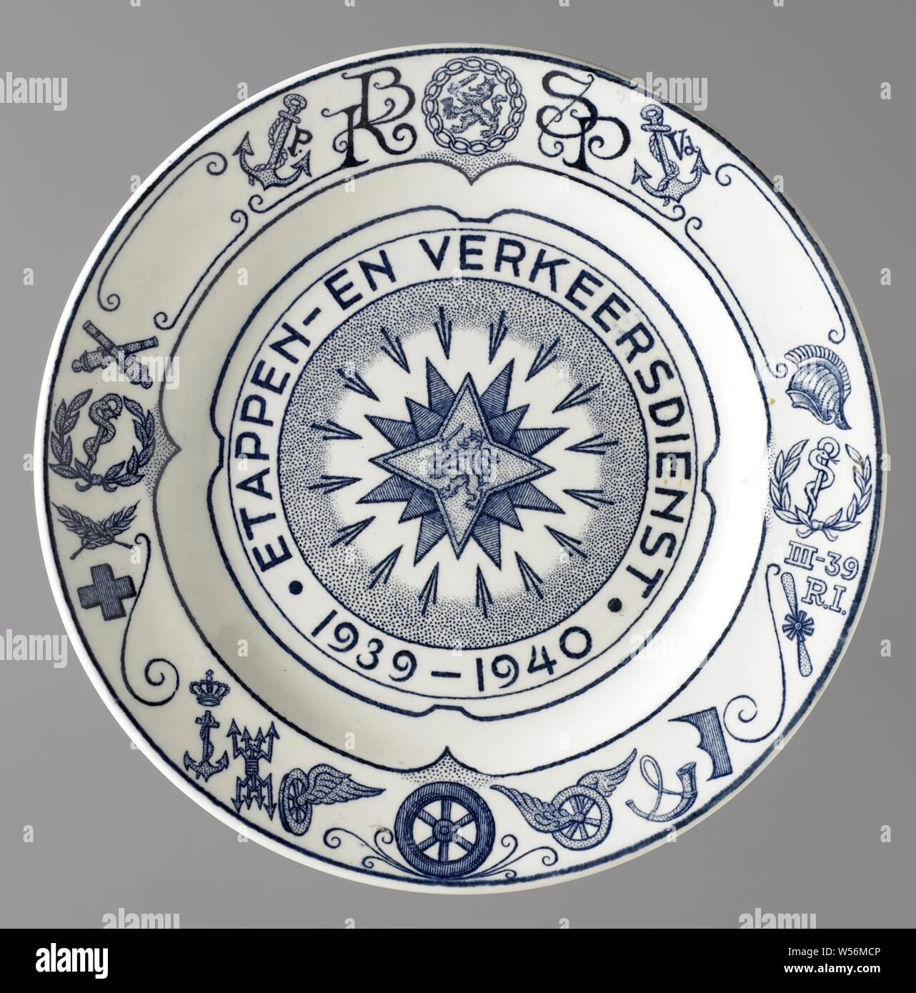 Stadio e il servizio di informazioni sul traffico 1939-1940, segno commemorativo con pendenza in salita con tutti i tipi di simboli in blu scuro. Al centro del piano: Dutch Lion su quattro-stella. Parte del marchio è dietro vignetta con: Cartello n. 568 e la dichiarazione dei segni distintivi sul bordo, Vuren, Paesi Bassi, De Sphinx, Maastricht, c. 1940 - c. 1982, terraglia, smalto, vetrificazione, h 3 cm × d 21 cm Foto Stock