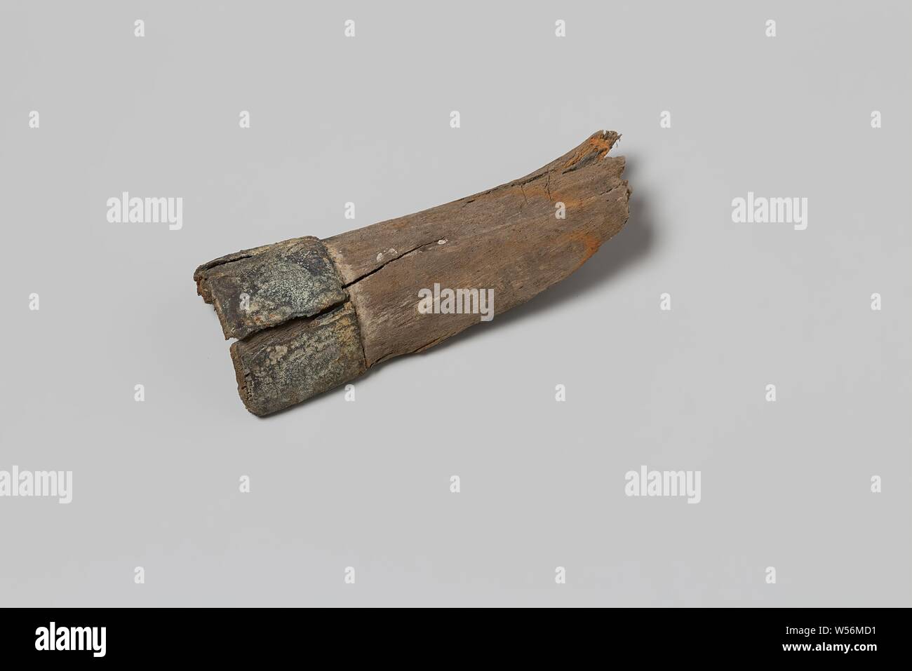 Frammento di un moschetto (stick band) dal relitto della Indie Orientali naufragio 't Vliegend Hart, morto nel 1735. Il grigio-marrone del legno frammento è una sorta di metà di tubo con una fascia attorno ad esso su un lato. Probabilmente era parte di un moschetto (stick band), Olandese East India Company, 't Vliegend Hart (nave), 1700 - 1735, il legno (materiale vegetale), metallo, h 10.1 cm × W 3.8 cm × d 2.1 cm Foto Stock