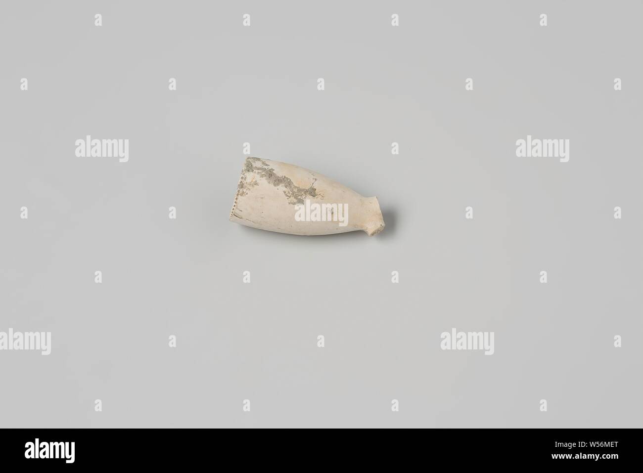 Frammento di una ciotola della tubazione dal relitto della Indie orientali della nave 't Vliegend Hart, testa senza stelo di una argilla tubazione Gouda, blu-bianco giallognolo. Marchio di tacco WS. Leggermente danneggiato. Frammenti di coppe e steli, olandese East India Company, 't Vliegend Hart (nave), WS, Gouda, 1700 - 2-Mar-1735, il tubo di argilla, l 4,5 cm × d 2 cm Foto Stock