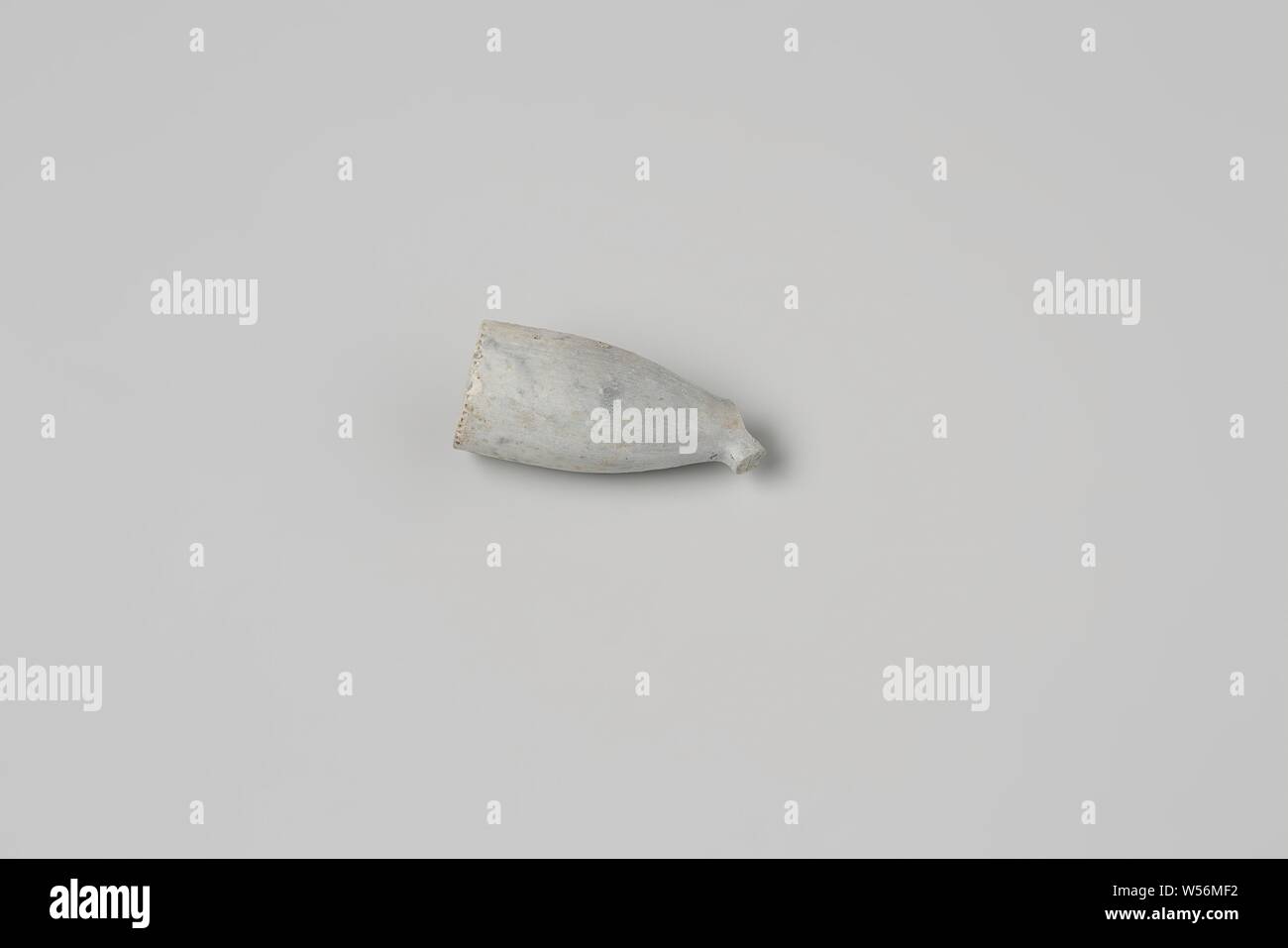 Frammento di una ciotola della tubazione dal relitto della Indie orientali' t Vliegend Hart, capo di una argilla tubazione Gouda, senza stelo, leggermente danneggiata con tacco incoronato mark WS, blu e giallo biancastro. Frammenti di coppe e steli, olandese East India Company, 't Vliegend Hart (nave), WS, Gouda, 1700 - 3 Feb-1735, il tubo di argilla, l 4,8 cm × d 2.1 cm Foto Stock