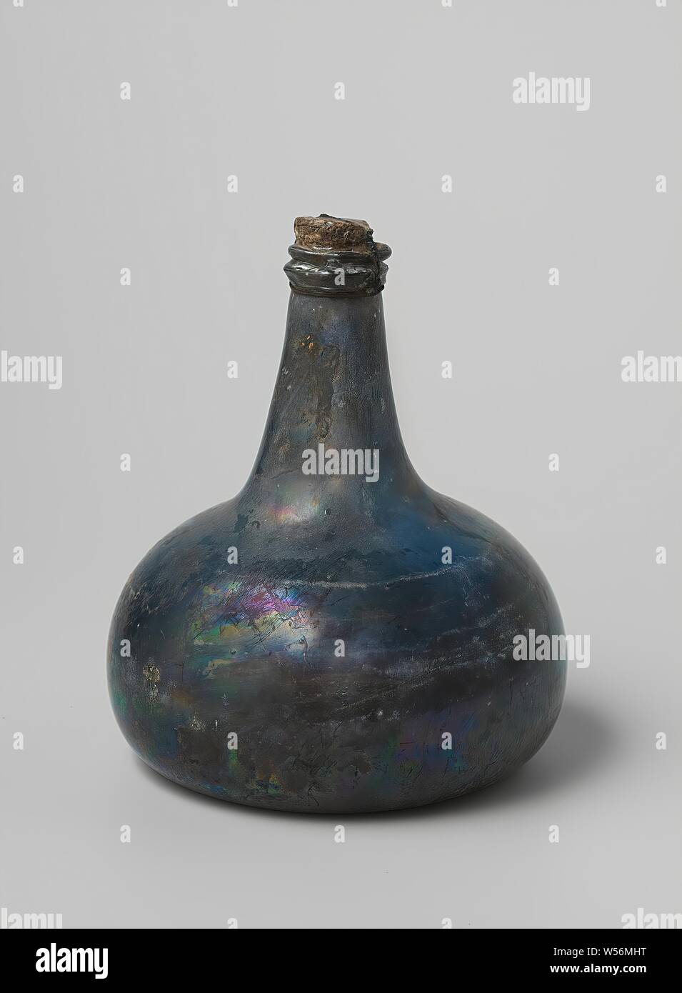 Bottiglia di vino con il vino dal relitto della Indie orientali' t Vliegend Hart, cipolla a forma di bottiglia di vino di verde di vetro riempita con il rosso (porto) vino e sigillato con sughero e thread che il sughero dovevano tenere in luogo Dutch East India Company, 't Vliegend Hart (nave), Paesi Bassi, 1700 - 3 Feb-1735, vetro, vino, h 17.5 cm × d 15 cm Foto Stock