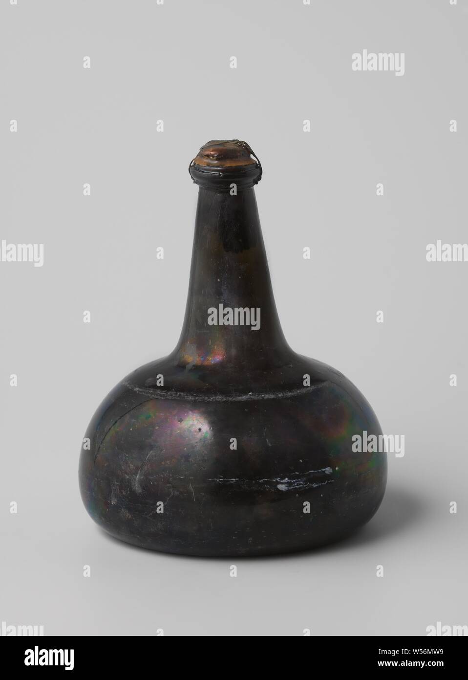 Bottiglia da vino riempito di vino dal relitto della Indie Orientali nave "t Vliegend Hart, la cipolla-sagomato, verde bottiglia di vino è riempita con il vino ed è sigillato con un tappo di sughero, vernice e filo di rame, Dutch East India Company ' t Vliegend Hart (nave), anonimo, Middelburg, c. 1700 - c. 1735, vetro, sughero, lacca (rivestimento), vino, stampaggio per soffiatura, h 17.2 cm × d 14 cm Foto Stock