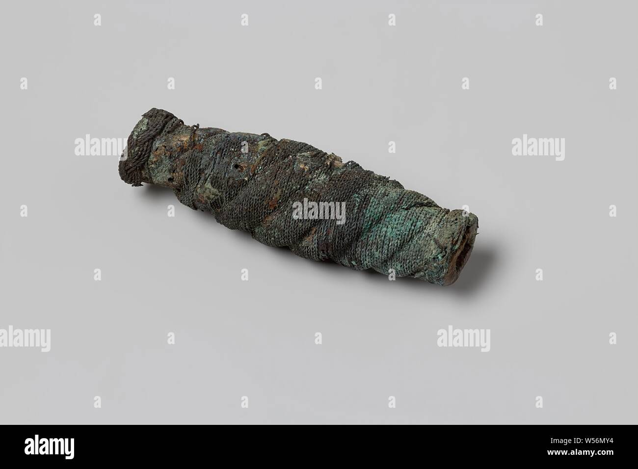 Trovata una spada dal relitto della East Indiesman 't Vliegend Hart, morto nel 1735. Trovata una spada, avvolta con filo di rame che ha attivato il verde-blu come un risultato della ossidazione. Sezione trasversale circolare allungata, fili di rame intrecciati intorno al 'base'. Swordhandle, olandese East India Company, 't Vliegend Hart (nave), c. 1700 - c. 1735, rame (metallo), h 9,7 cm × d 3 cm Foto Stock
