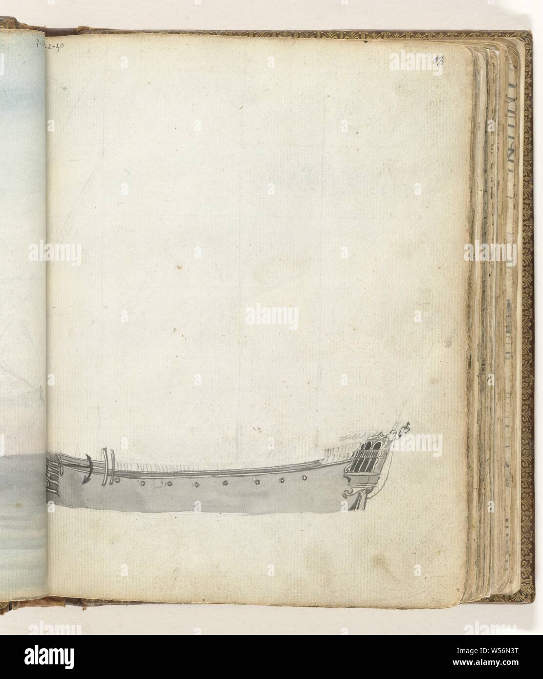 Scafo di una nave, in bianco e nero il disegno dello scafo di una nave con la polena, ancoraggio, galleria e lanterna altri contorni della nave sono solo visibili in linee a matita. Si parte dalla sketchbook da Jan Brandes, dl. 2 (1808), p. 57, olandese East India Company, Jan Brandes, Oceano Atlantico, Maggio-1779 - 26-giu-1787, carta, penna, pennello, h 195 mm × W 155 mm Foto Stock