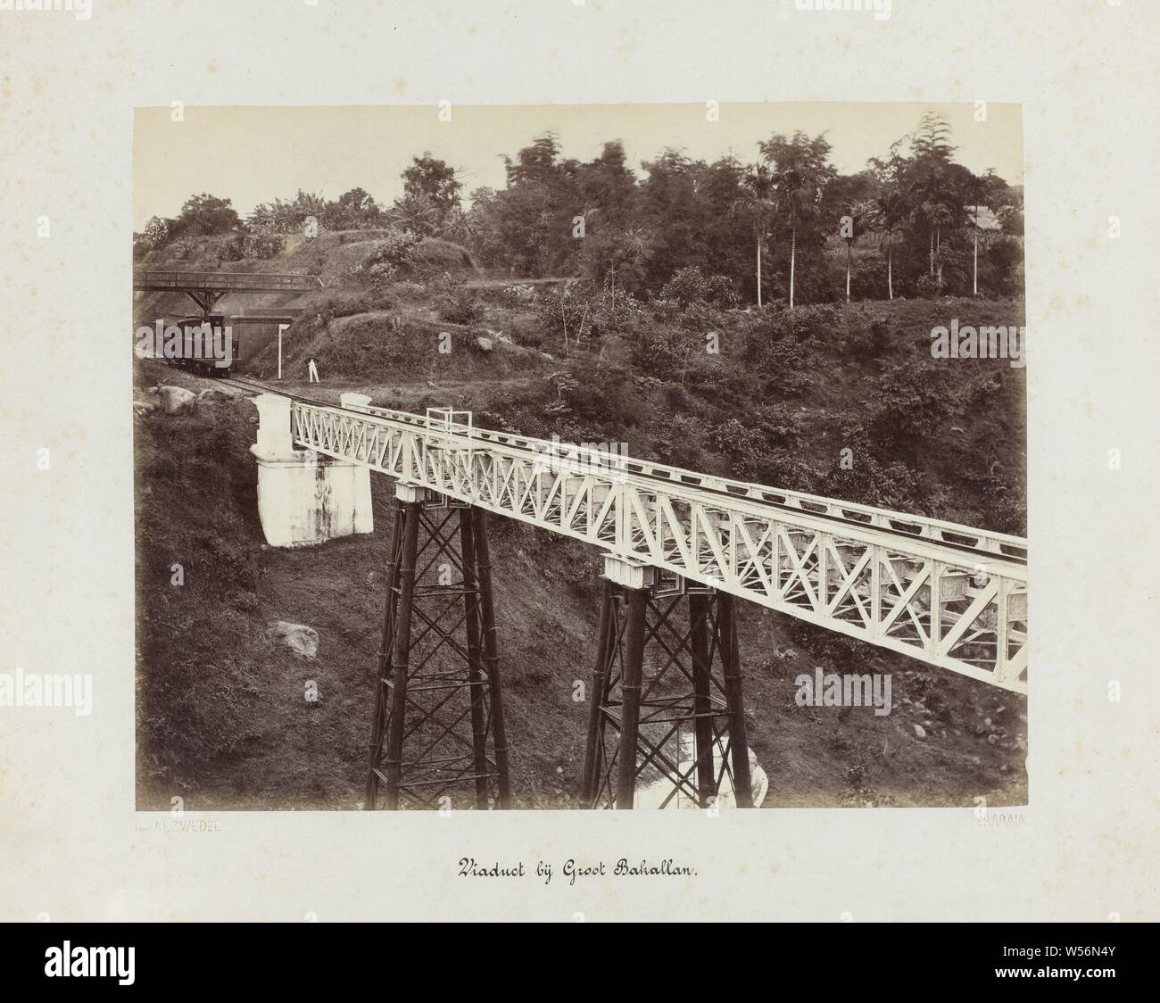 Viadotto a Groot Bakallan (titolo in oggetto) delle Ferrovie dello Stato in Java (titolo serie), il viadotto o ponte ferroviario al Groot Bakallan. Un treno è in attesa nella parte anteriore del ponte. Parte di un gruppo di 62 foto in una scatola con la scritta "tate ferrovie su Java' dal 1888, Java, Herman Salzwedel (menzionato in oggetto), Surabaya, 1880 - 1888, carta fotografica, albume stampa, h 300 mm × W 370 mm h 215 mm × W 275 mm Foto Stock