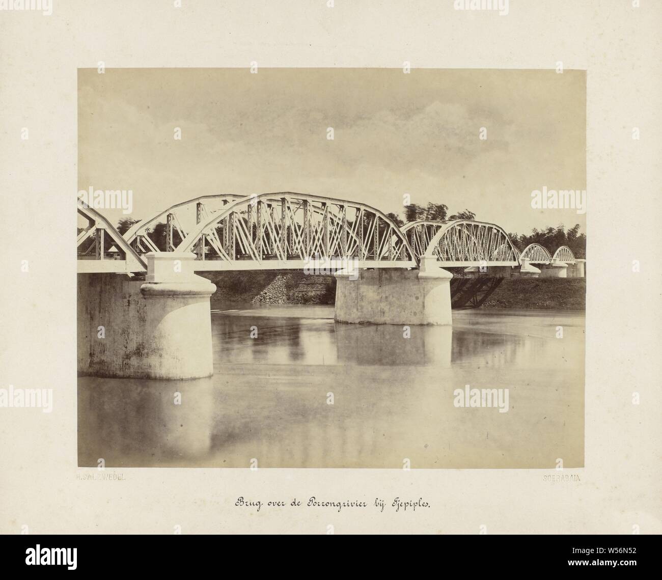 Ponte sul fiume Porrong a Tjepiples (titolo in oggetto) delle Ferrovie dello Stato in Java (titolo serie), la stazione ferroviaria ponte sopra il fiume Porrong Tjepiples a. Parte di un gruppo di 62 foto in una scatola con la scritta "tate ferrovie su Java' dal 1888, Porong, Herman Salzwedel (menzionato in oggetto), Surabaya, 1880 - 1888, carta fotografica, albume stampa, h 215 mm × W 275 mm h 300 mm × W 370 mm Foto Stock
