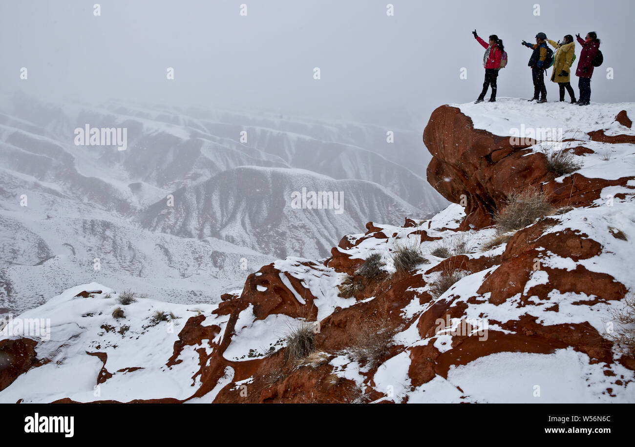 Il paesaggio di Danxia rilievi coperti di neve durante la festa di primavera o Capodanno lunare holiday in Sunan Yugur contea autonoma, Zhangye city Foto Stock