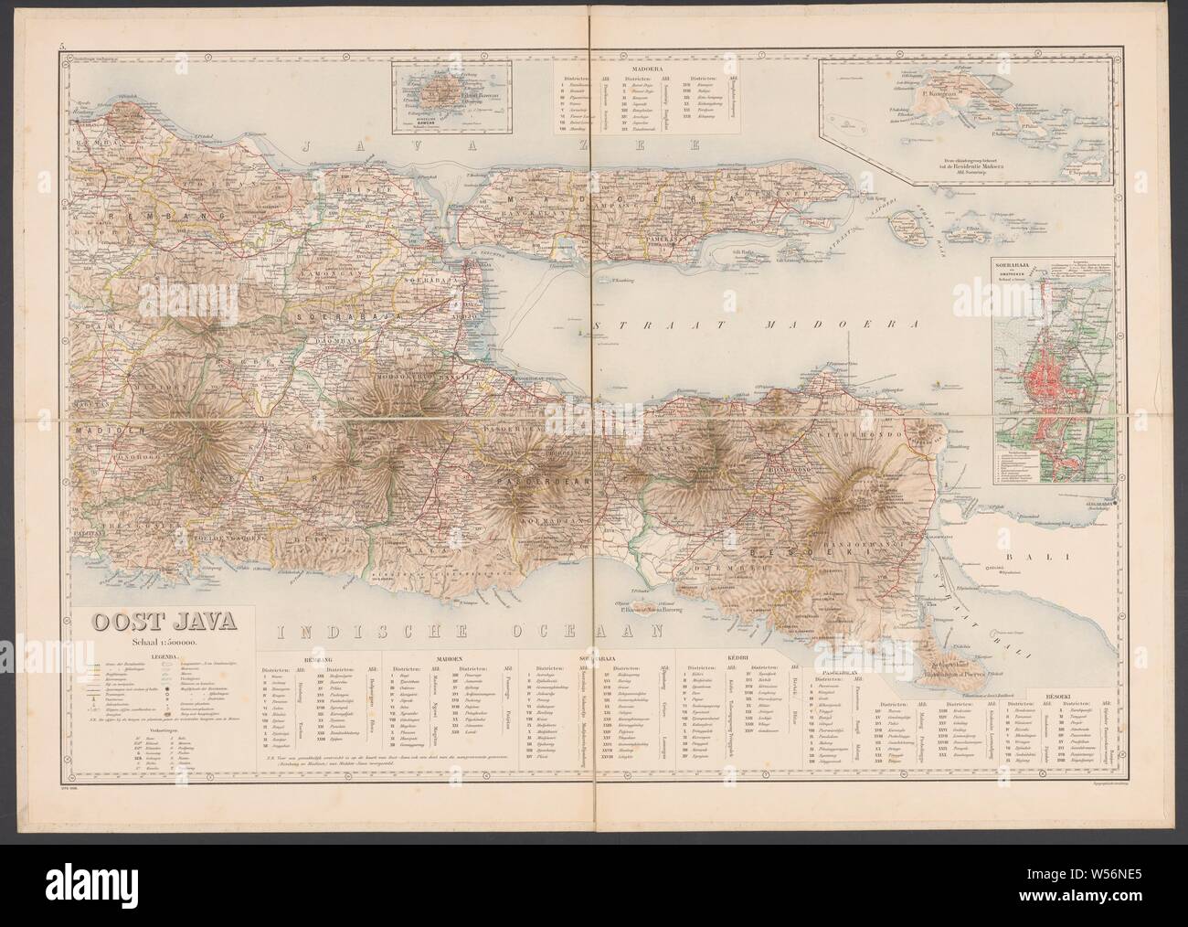 Mappa di East Java, Mappa di East Java con legenda e inset maps dall'area intorno a Surabaya, le isole Kangean e l isola di Bawean. Numerate in alto a sinistra: 5. Con grado distribuzione lungo i bordi, mappe di distinti paesi o regioni, East Java, Bawean, Isole Kangean, Surabaya, Topografische Inrichting (menzionato in oggetto), Java, 1906, carta, biancheria (materiale), h 655 mm × W 920 mm Foto Stock