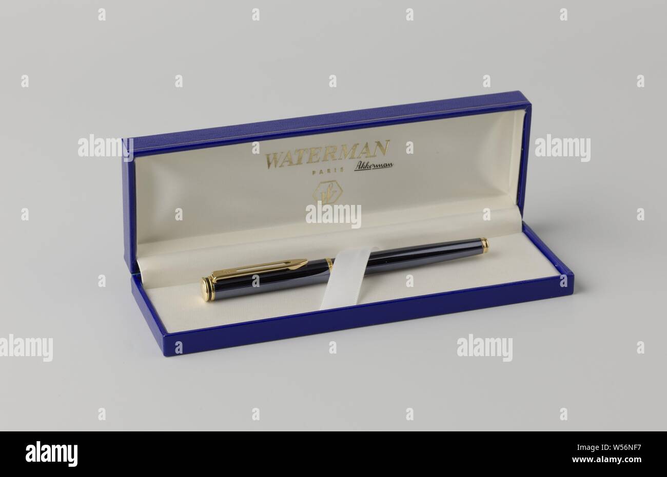 Penna e stilografica utilizzato nella firma dei protocolli di trasferimento al Rijksmuseum la privatizzazione, grigio-blu penna a rullo con oro-i bordi colorati alla fine, lungo il riempimento e il tappo. Clip in oro, riempimento nero, Amsterdam, Waterman, Francia, 1995, lega, cartone, h cm 1,4 h 2,5 cm × l 19,4 cm × w 6,9 cm Foto Stock