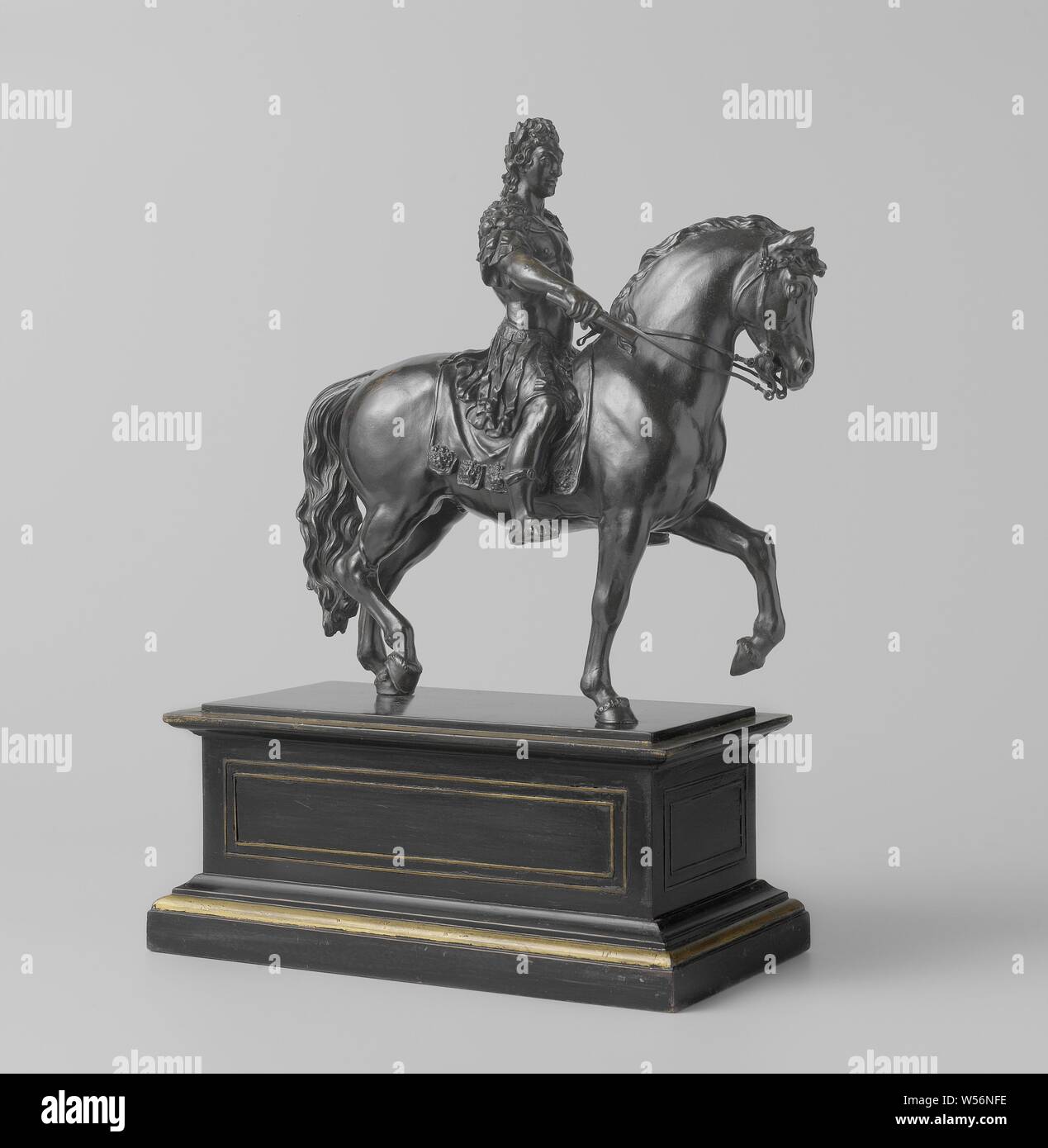 Statua equestre di Stadtholder-King William III statua equestre di Stadtholder-King Willem III, uomo vestito come un generale romano a cavallo. Egli ha la mano sinistra sul rein e tiene uno scettro nella mano destra. Il cavallo mantiene la sua testa leggermente a sinistra. Essa ha sollevato la zampa anteriore sinistra e destra hindleg. Il complesso sorge su di un piedistallo rettangolare con una decorazione di linee doppie., stato equestre-ritratto, Inghilterra, William III (il principe di Orange e Re d'Inghilterra, di Scozia e Irlanda), William bassa (possibilmente), Dublino, c. 1736 e/o c. 1827, bronzo (metallo), LEGNO (materiale vegetale Foto Stock