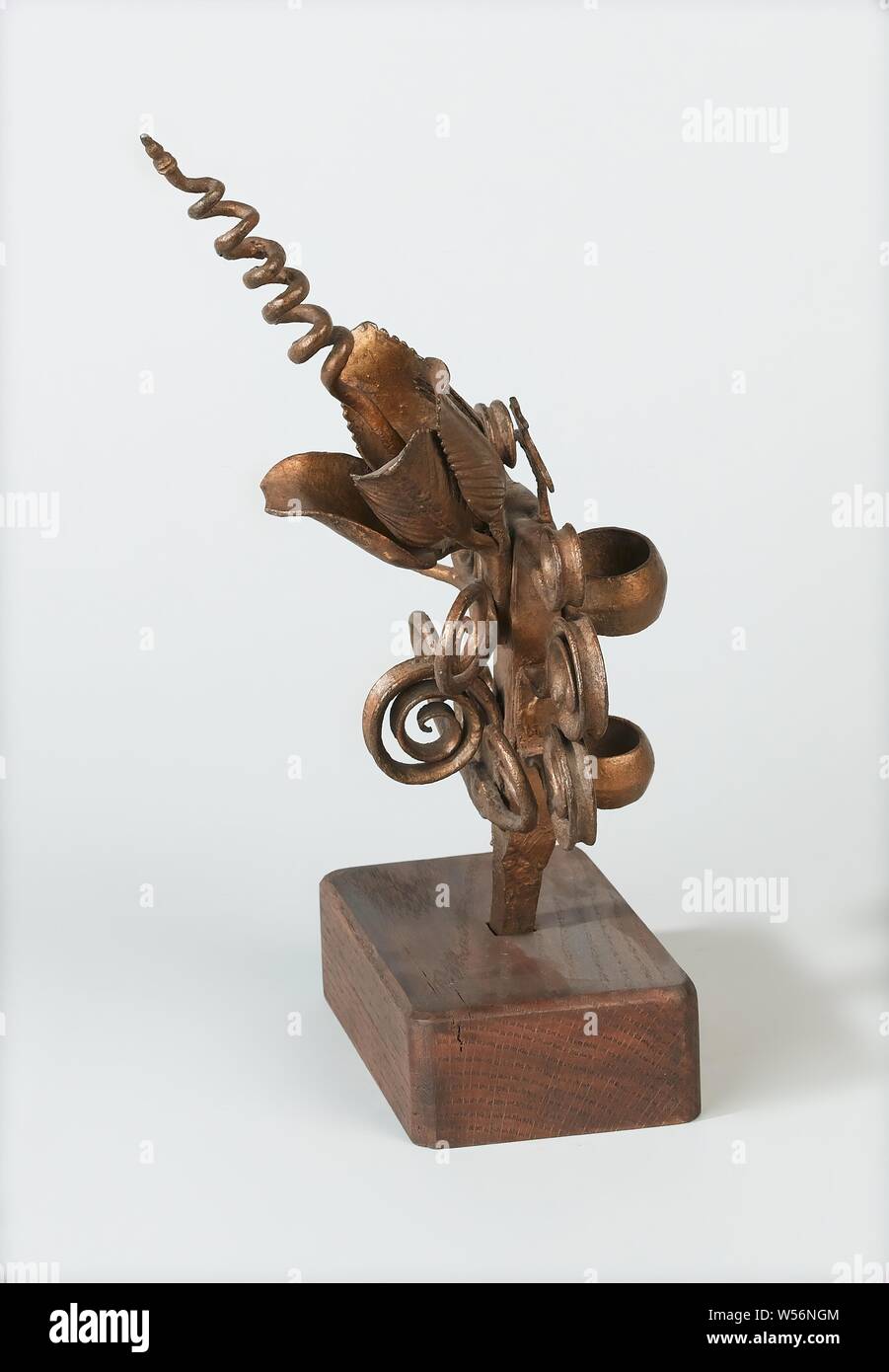 Pennone titolare, pennone titolare decorate con undici rivettata spirali piane e un tulipano da cui un esteso le molle a spirale. Il titolare è di color bronzo. Con due anelli rivettati in cui il pennone può essere collocato., anonimo, Paesi Bassi, c. 1700 - c. 1850, ferro battuto (di lega di ferro), il legno (materiale vegetale), forgiatura, l 35 cm Foto Stock