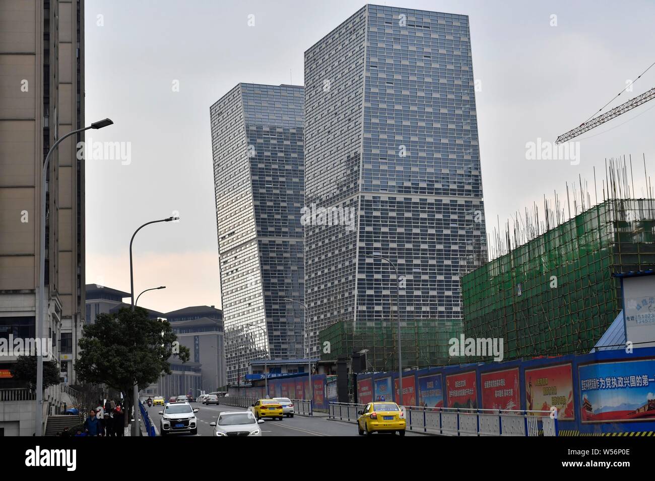 Vista dei due 101-metro-alta edifici inclinata appoggiata ad un angolo di 15 gradi verso direzioni diverse a Chongqing Cina, 12 febbraio 2019. Foto Stock