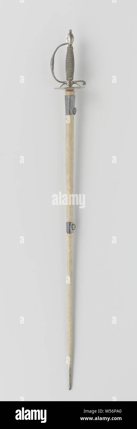 Degen con argento elsa e guaina, Sierdegen. Elsa in argento con decorazioni sfaccettato, la piastra a deflettore ha un bordo con incisa una configurazione a zig-zag, il pugno guard è timbrato con la città di Amsterdam hallmark e il marchio dell'argentiere SDM, il manico in legno è avvolto con twisted filo di argento di diverso spessore e intrecciata con anelli di presa nella parte superiore e inferiore. La lama ha un cavo di sezione trasversale triangolare ed è attaccato con foglie e fiori in vigneti e sul lato portante con un pannello con l'indirizzo dell'spadaccino. Il fodero in cuoio è coperto con sottili, la pergamena bianca, l'argento Foto Stock