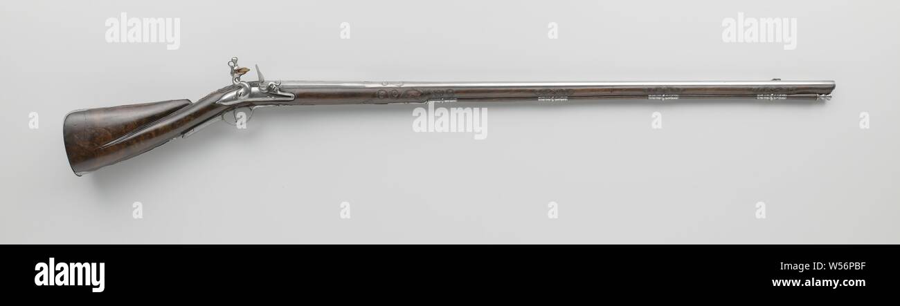 Pietra Focaia fucile da caccia, la serratura è inciso con bordi e lofwork, la piastra di bloccaggio è firmato. Cilindro lucidato con una visiera argento grano in forma di cane ridotta, scolpiti in rilievo con viticci frondosi, inciso sul retro con asimmetrica viticci frondosi e sulla coda della canna con un foglie di acanto, stampigliato sul fondo con un marchio chiaro e a sinistra con il marchio nella forma di un pugnale dalla città di Essen. La bava di pallone di noce è goffrato con bordi e foglie che terminano in Teste di drago, la guancia piastra è scolpito con un drago con foglie, di marca sul fondo con un segno di spunta Foto Stock