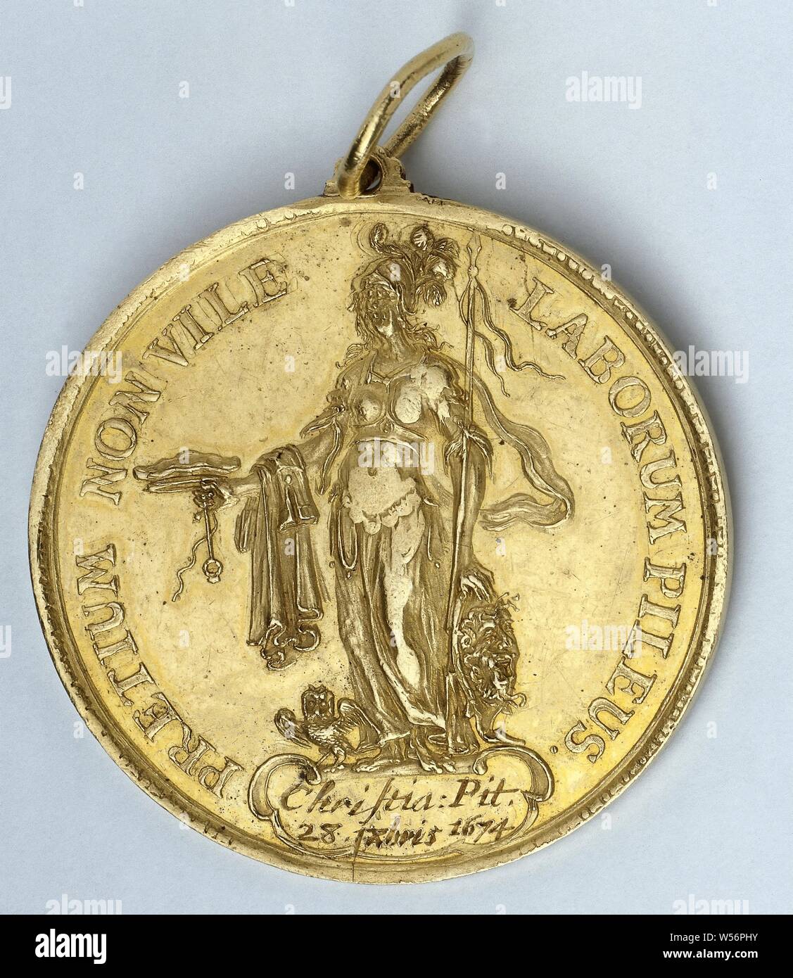 Medaglia di Christaan Pit dalla città di Leiden in occasione della difesa della sua tesi di laurea presso l'Università di Leiden Il 28 novembre 1674 (cosiddetta promozione con il cofano), coniate round medaglia d'oro con il link nell'occhio, vz: donna permanente (dea Minerva) con casco e lance, su cui proteso il braccio destro è appeso un indumento e che è in possesso di un cappello (il cofano) con la sua mano destra e sul cui piedi è un gufo, con un'iscrizione e inciso il testo sul fondo, kz: in piedi (Olandese) leone con la testa rivolta al visualizzatore, tenendo scimitar fino a destra sulla gamba anteriore e tenendo incoronato Foto Stock