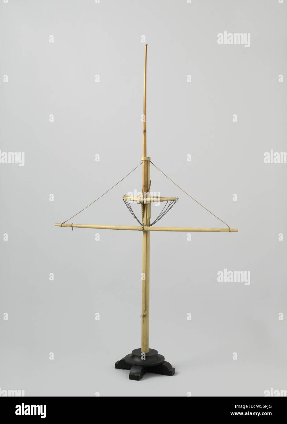 Modello di un montante, il modello di un sub-montante con Marte, ra e pennone. La finestra è fissata alla testa d'asino era con una catena di sicurezza., anonimo, Paesi Bassi, in o dopo c. 1835 - prima del 1883, il legno (materiale vegetale), corda, ottone (lega), h 138 cm × w 120,5 cm d 40 cm h 145 cm × l 126 cm × W 45 cm Foto Stock