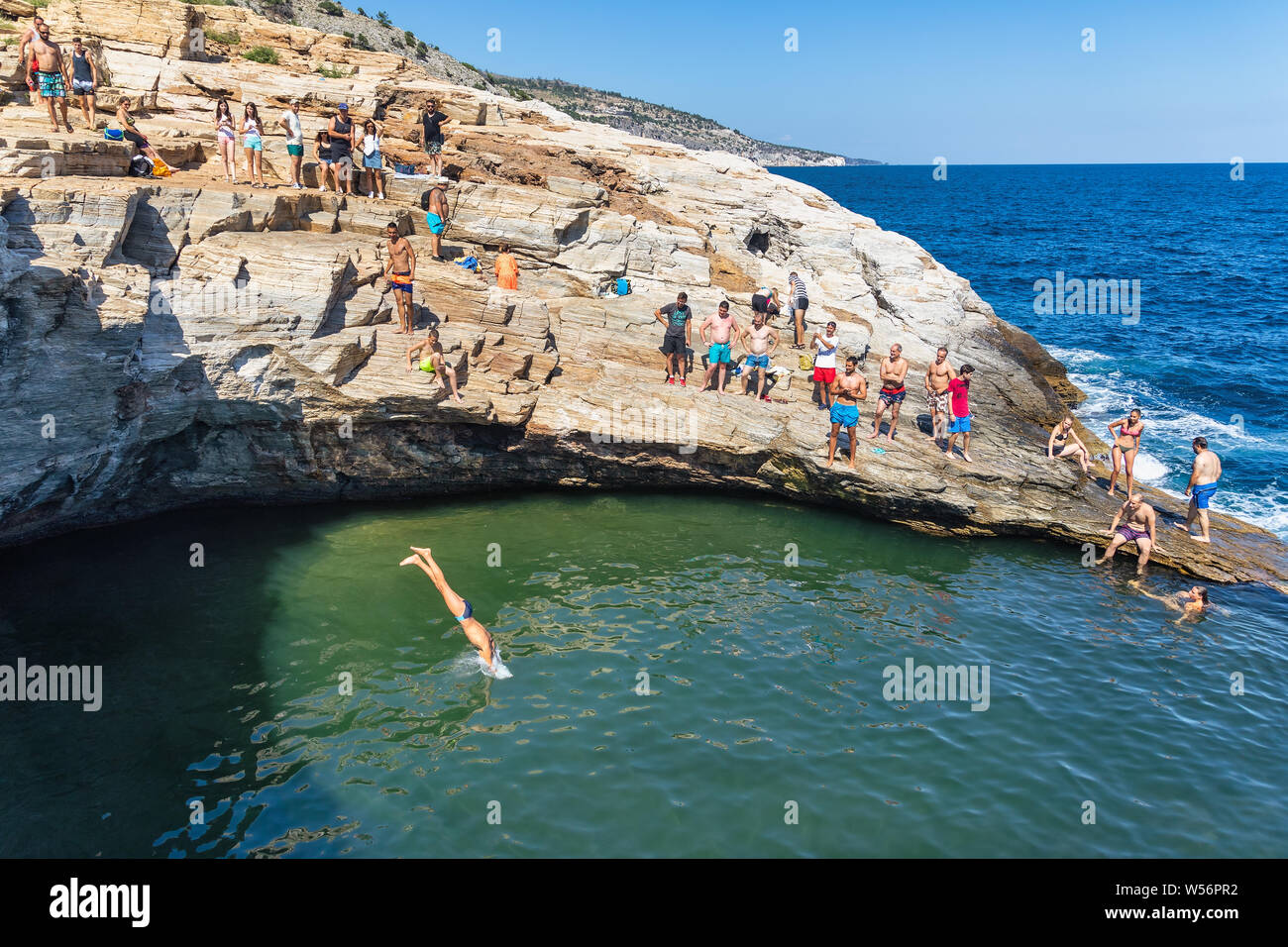 Thassos, Grecia - Luglio 20, 2019: i turisti stanno facendo immersioni in piscina naturale Giola in Thassos Island, Grecia Foto Stock