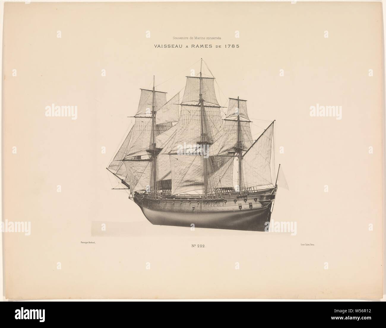 Vaisseau un Rames il 1785 (titolo in oggetto) Souvenirs de Marine conservés: raccolta di piani dessins ou la navires existants ou disparus ... (Titolo serie), Modelli di nave della nave "Rames' dal 1785. Piastra 222 da 'Souvenirs de Marine conservés ...", Modelli di nave, nave a vela, barca a vela, Berthaud Frères (menzionato in oggetto), Parigi, 1889, carta, inchiostro, fotolitografia, h 442 mm × W 563 mm Foto Stock