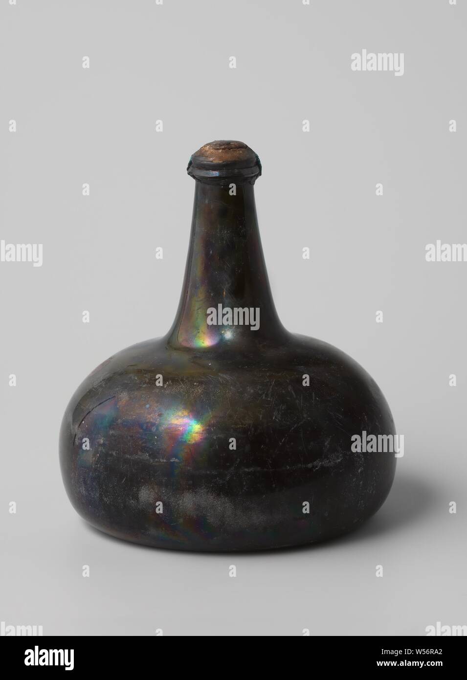 Bottiglia di vino con il vino dal relitto della Oostindie vaarder 't Vliegend Hart, cipolla a forma di bottiglia di vino di verde di vetro riempita con il rosso (porto) vino, chiuso con sughero, filo e vernice., anonimo, Olanda, 1700 - 3 Feb-1735, vino, sughero, lacca (rivestimento), h 16.6 cm × d 14,8 cm Foto Stock