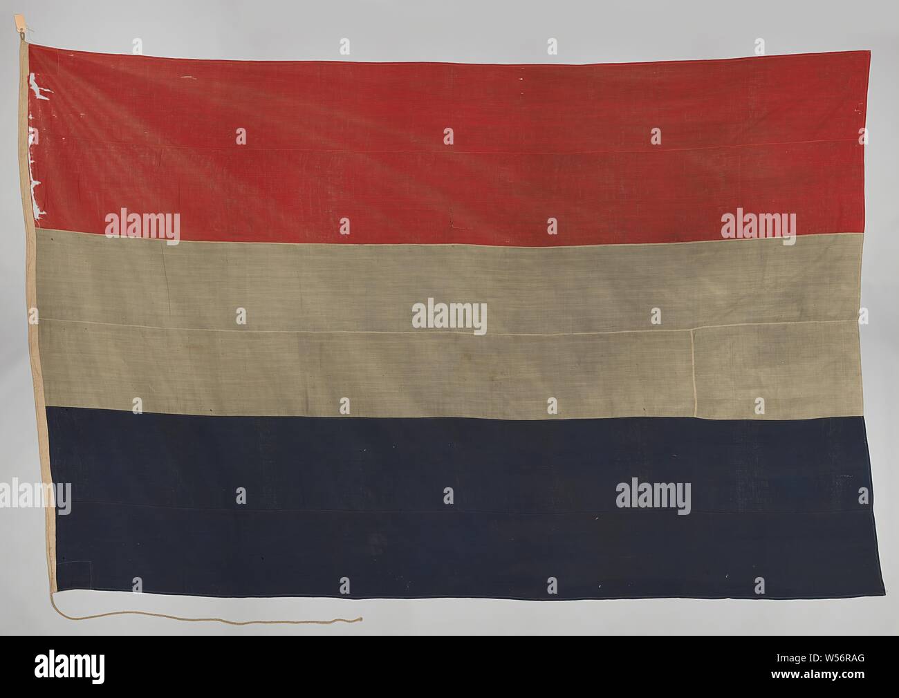 Bandiera della nave, tre corsi bianco-rosso-blu. Iscrizione: NED VL 6 KL., anonimo, Olanda, 1800 - 1890, lana, h 292 cm × W 450 cm Foto Stock