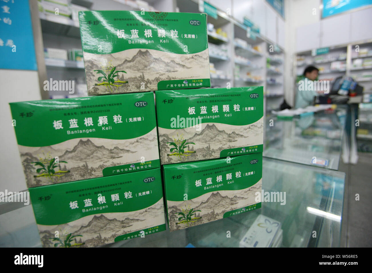 --FILE--Scatole di isatis indigotica root o 'banlangen,' un tradizionale Cinese delle erbe medicinali utilizzati per la prevenzione e il trattamento di raffreddori, sono per s Foto Stock