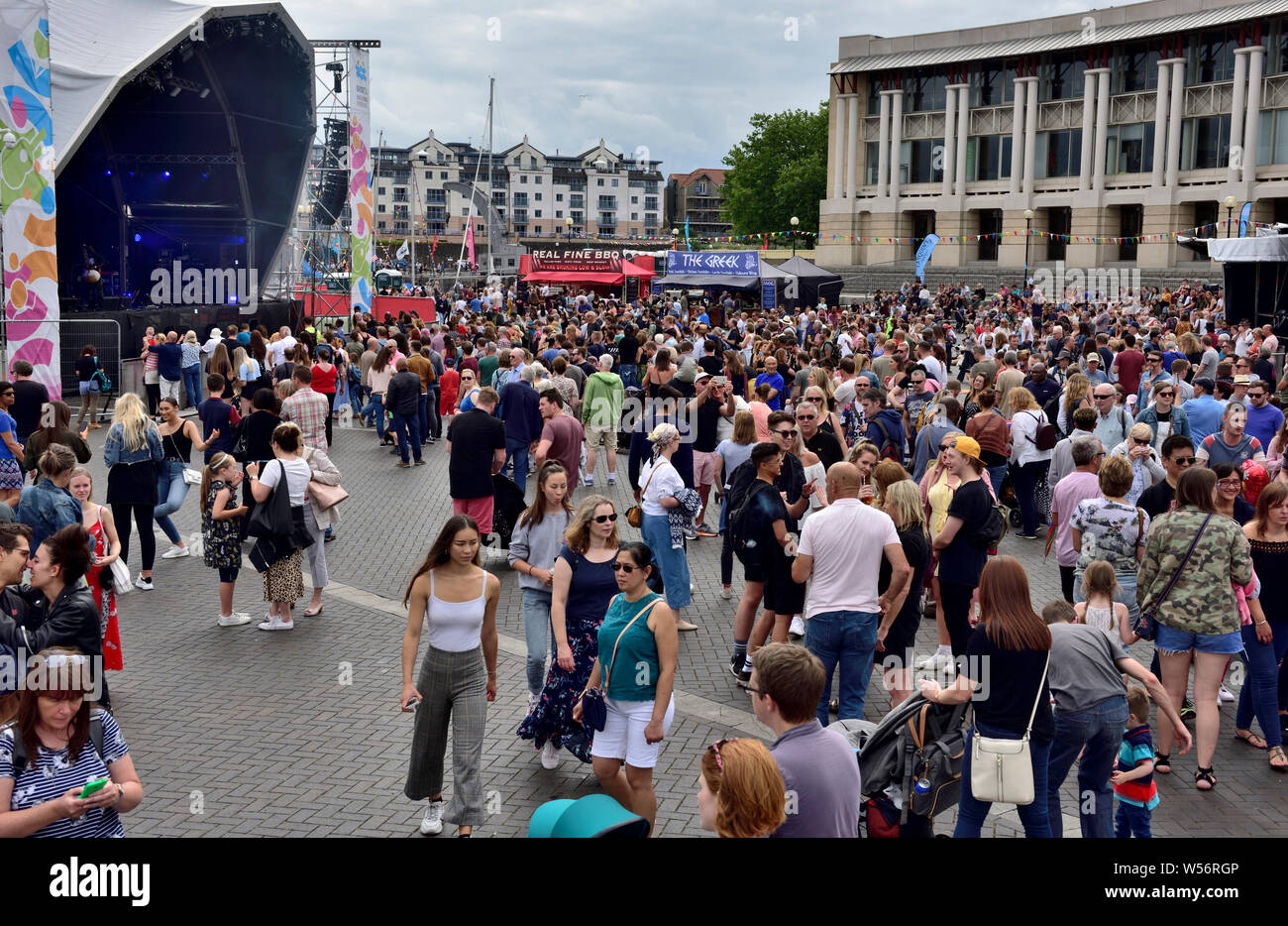 Una folla di persone in spazio aperto quando il palcoscenico di un concerto insieme fino a Bristol Lloyds anfiteatro per caso Foto Stock