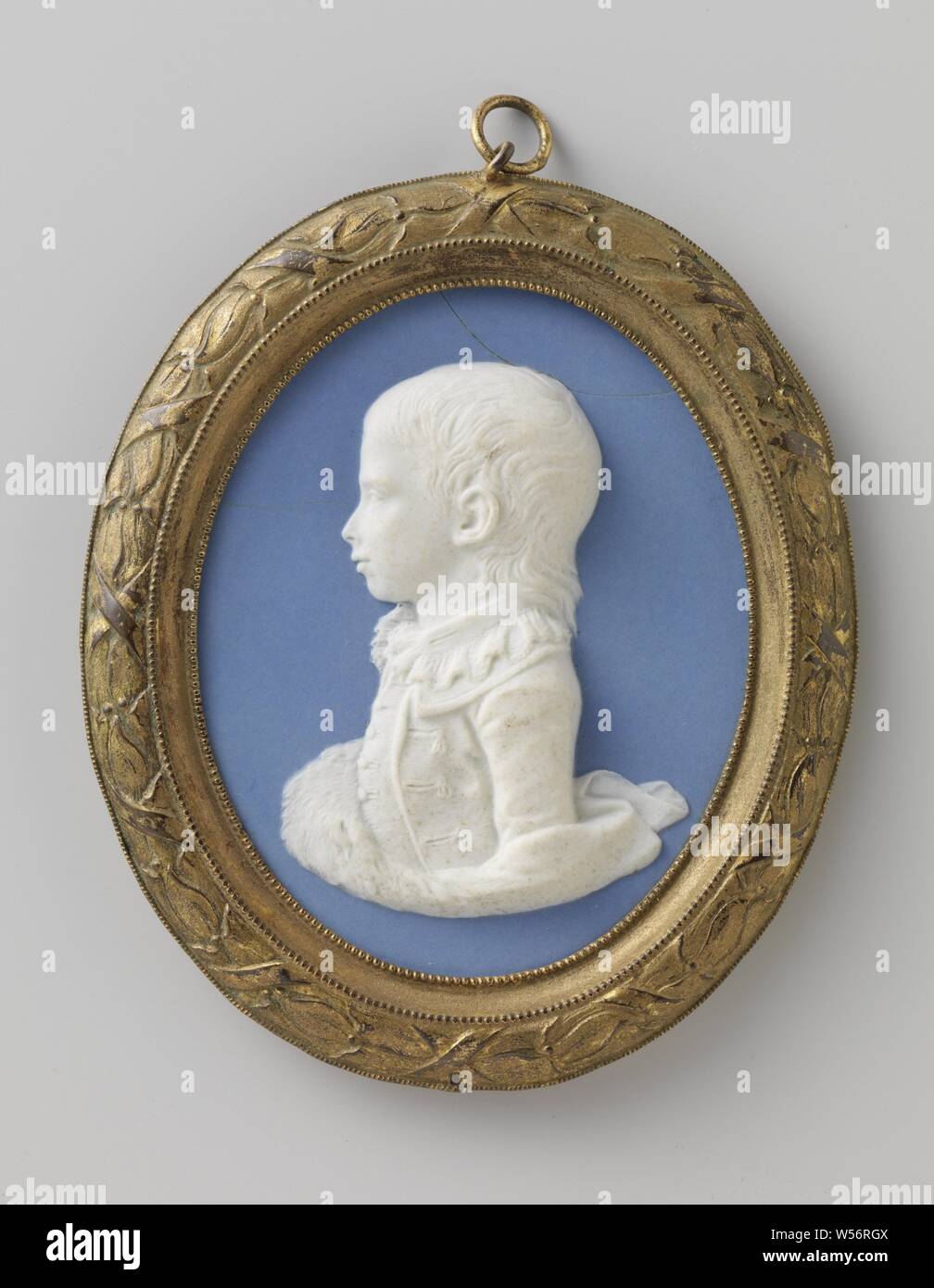 Medaglione con ritratto di Willem Frederik di Oranje-Nassau, busto in rilievo del ragazzo in profilo a sinistra. Egli indossa una veste abbottonata-giubbotto giù con una camicia aperta sulla parte superiore. Di seguito egli indossa una camicetta con pizzo lungo il collare e un piccolo jabot. Intorno alla vita è un indumento di pelliccia con tessili. Indossa i capelli al di sopra del collare. Il ritratto è bianco e ha una viola-blu, cosiddetto Jasperware. Il telaio è decorato con due bordi di perla e un bordo con motivi a foglia e nastro intorno ad esso. L'iscrizione. Retromarcia: Willem Frederik Er Prins. Contrassegnato. Inverso :, m.o .: WEDGWOOD, Willem Frederik IO Foto Stock