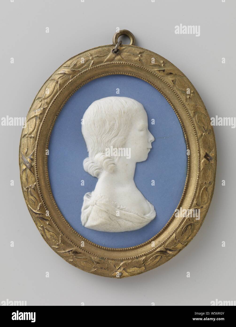 Medaglione con ritratto di Frederica Louise Wilhelmina di Orange-Nassau, busto in rilievo della ragazza di profilo a destra. Indossa e decollected jabon con il pin o il pulsante sulla spalla. Il pelo cade in riccioli intrecciati nel collo. Il ritratto è bianco e ha una viola-blu, cosiddetto Jasperware. Sul retro vi sono due disposti verticalmente fori in background. Il telaio è decorato con due volte una perla di confine e attorno ad esso un bordo decorato con motivi a foglia e nastro. Iscrizione retromarcia: Frederique Louise / Willemine. Contrassegnati, timbrati sul lato posteriore, incl .: WEDGEWOOD Foto Stock