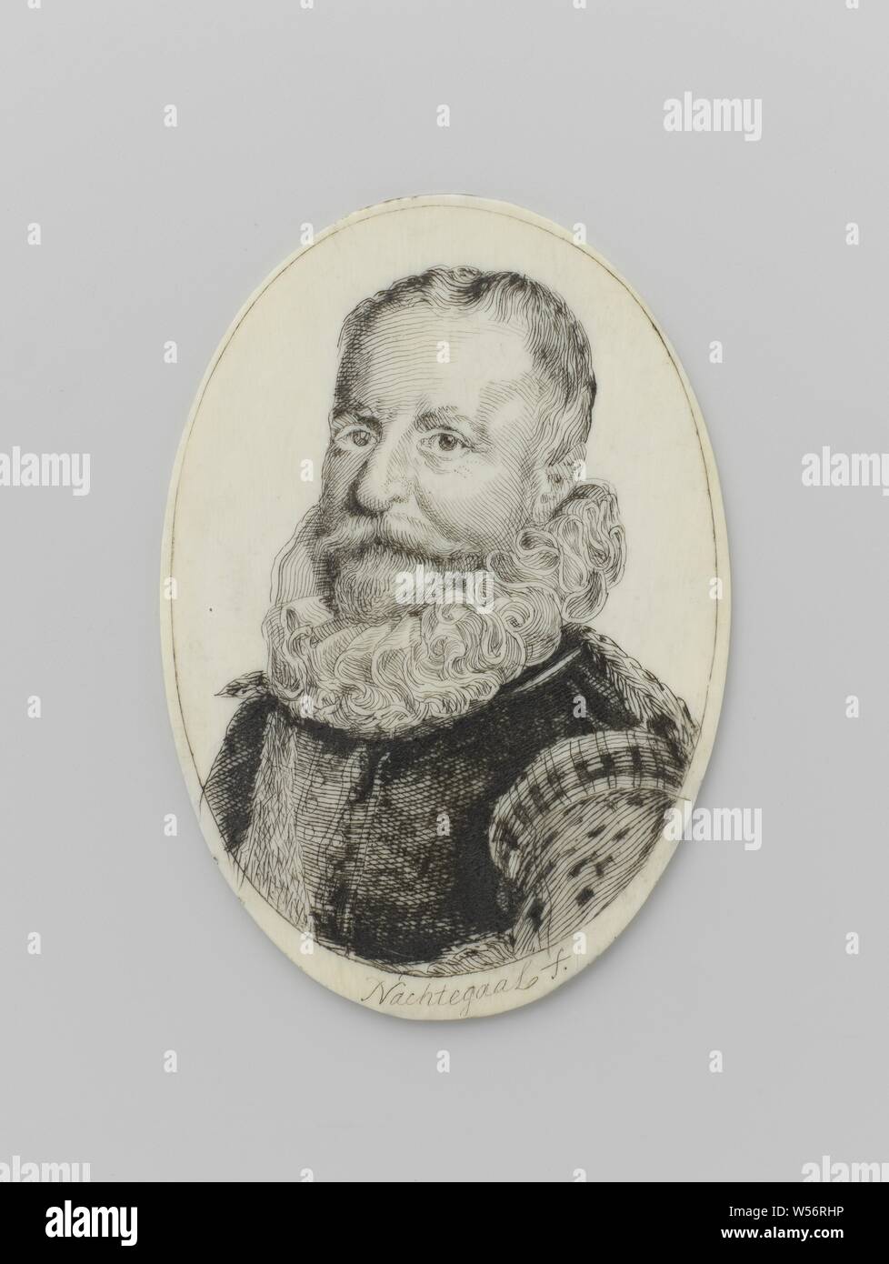 Ritratto in miniatura di Rombout Hoogerbeets, ovale ritratto in miniatura di un uomo (Rombout Hoogerbeets), busto, tre quarti a sinistra, guardando il visore, con ruff e jerkin scuro con leggera maniche e lembi di spallina, su sfondo bianco. Iscrizione retromarcia, Leiden, Rombout Hogerbeets, Clemens Nachtegaal, Olanda, 1600 - 1699, avorio, inchiostro e penna, h 7.7 cm × W 5.3 cm Foto Stock