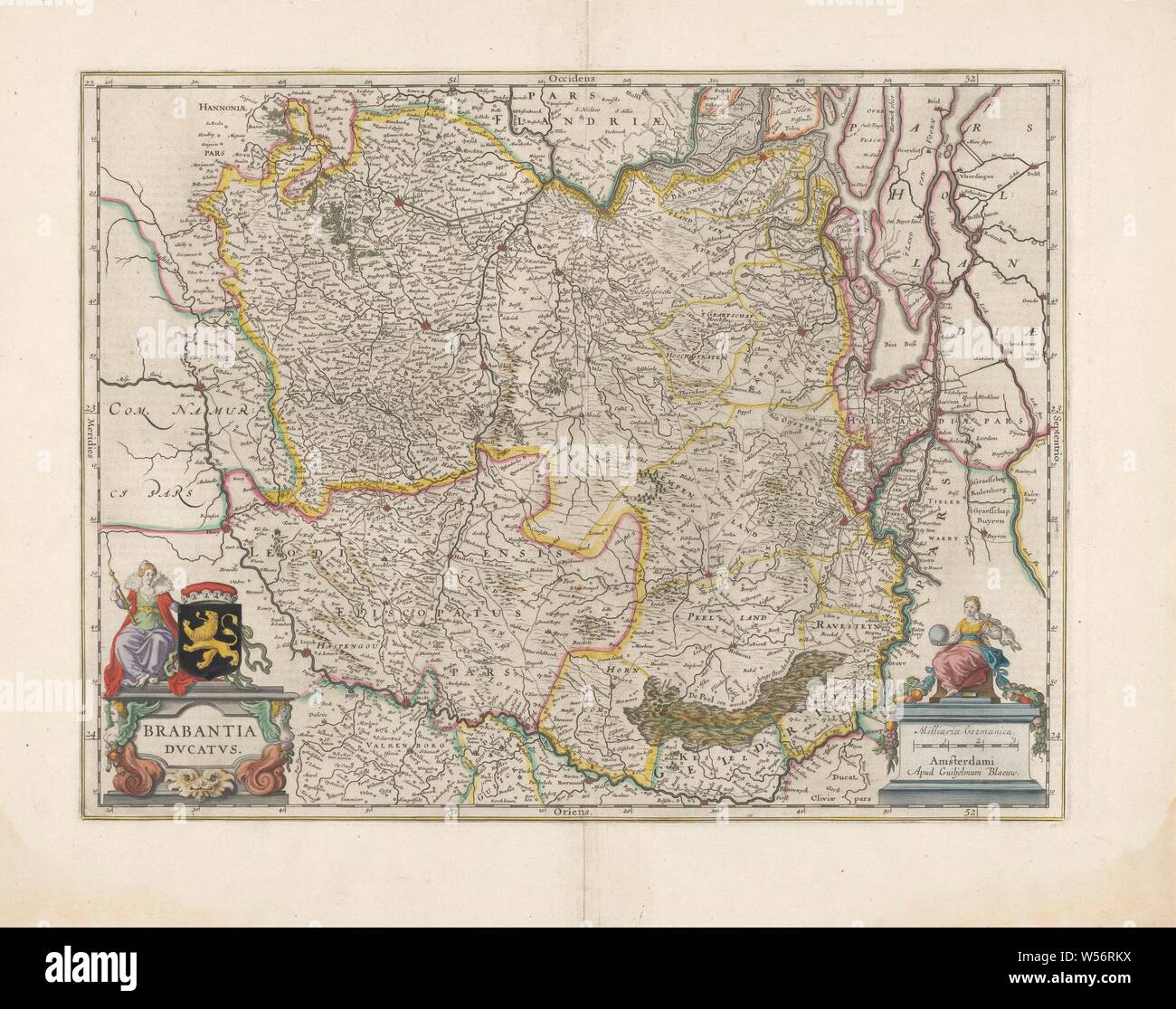 Mappa di Brabant, Brabantia dvcatvs (titolo in oggetto), mappa dal ducato di Brabant. In basso a destra la scala in tedesco miglia, con una donna seduta con una bussola e un globo nelle sue mani un libro sotto i suoi piedi. In basso a sinistra il titolo tra sfingi, al di sopra di sé lo stemma e la donna con il personale. Il Nord è a destra. (1: 700 000) Verso: 2 pagine di testo stampato da 2 colonne ciascuno, r.b. impaginata di '5', titolo: Il Ducato del Brabante, mappe di distinti paesi o regioni, Brabant, Willem Janszoon Blaeu, Amsterdam, 1631, carta Acquerello (vernice), incisione h 38 cm × W 50 cm Foto Stock