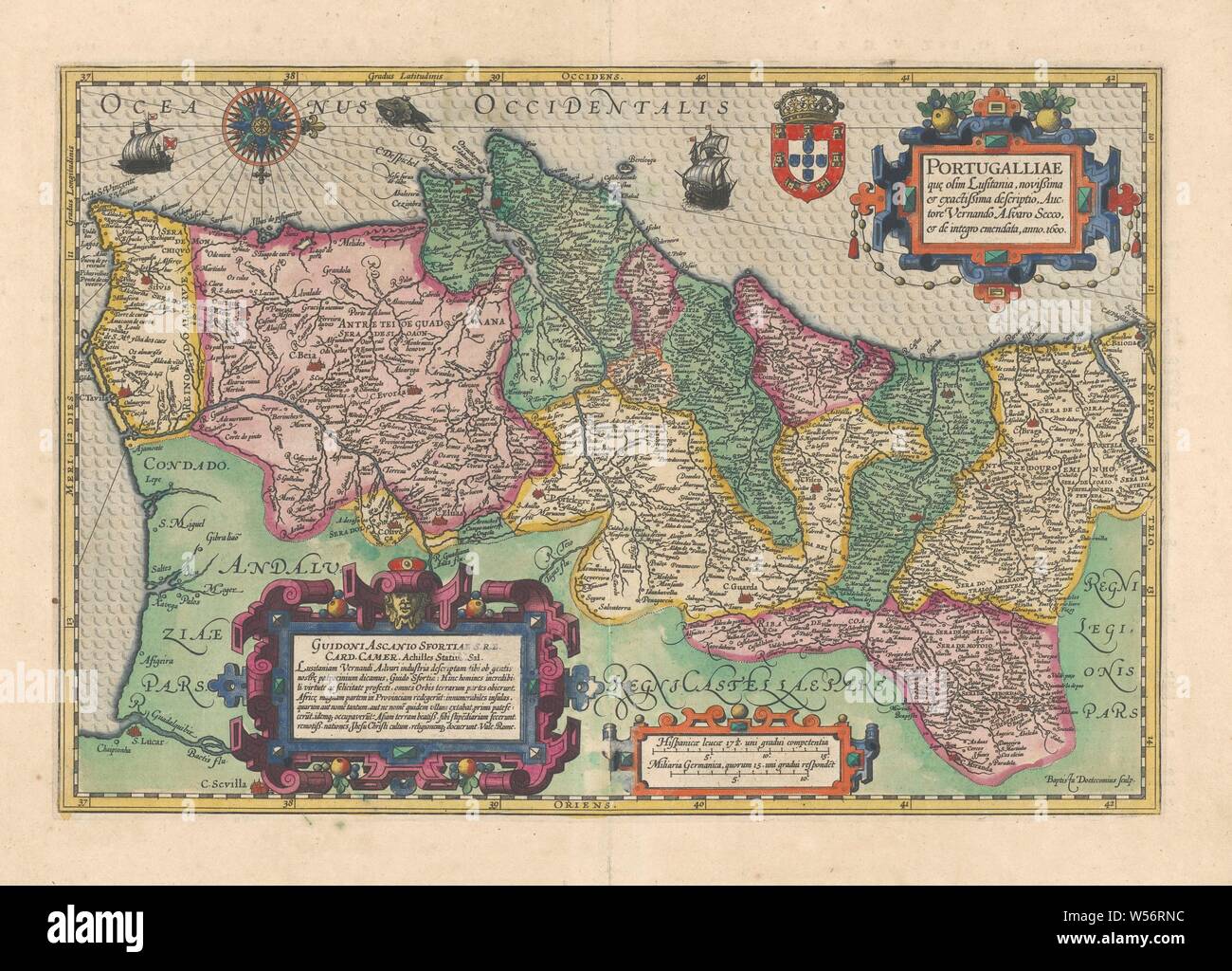 La cartografia nel Paesi Bassi, Mappa di Portogallo, Mappa di Portogallo, bordato in giallo, nord destra, compass rose l.b, r.b. accanto a iscrizione incoronato arma, l.o. assegnazione a Guido Ascanius Sfortia, r.o. scala in spagnolo e tedesco miglia. Diverse aree colorate, navi e mostri marini in mare. Sul verso: 2 pagine di testo. (1: 1.2 miglia.). Iscrizione, r.b .: PORTUGALLIAE / quae olim. Firmato, r.b .: Aucv = / tore Vernando Alvaro Secco. L.o .: Baptista, Doetecomius Sculp. Datata, rb: anno 1600., Vernando Alvaro Secco, Amsterdam, 1600 e/o 1619, la carta, incisione h 33,3 cm × W 49,2 cm Foto Stock