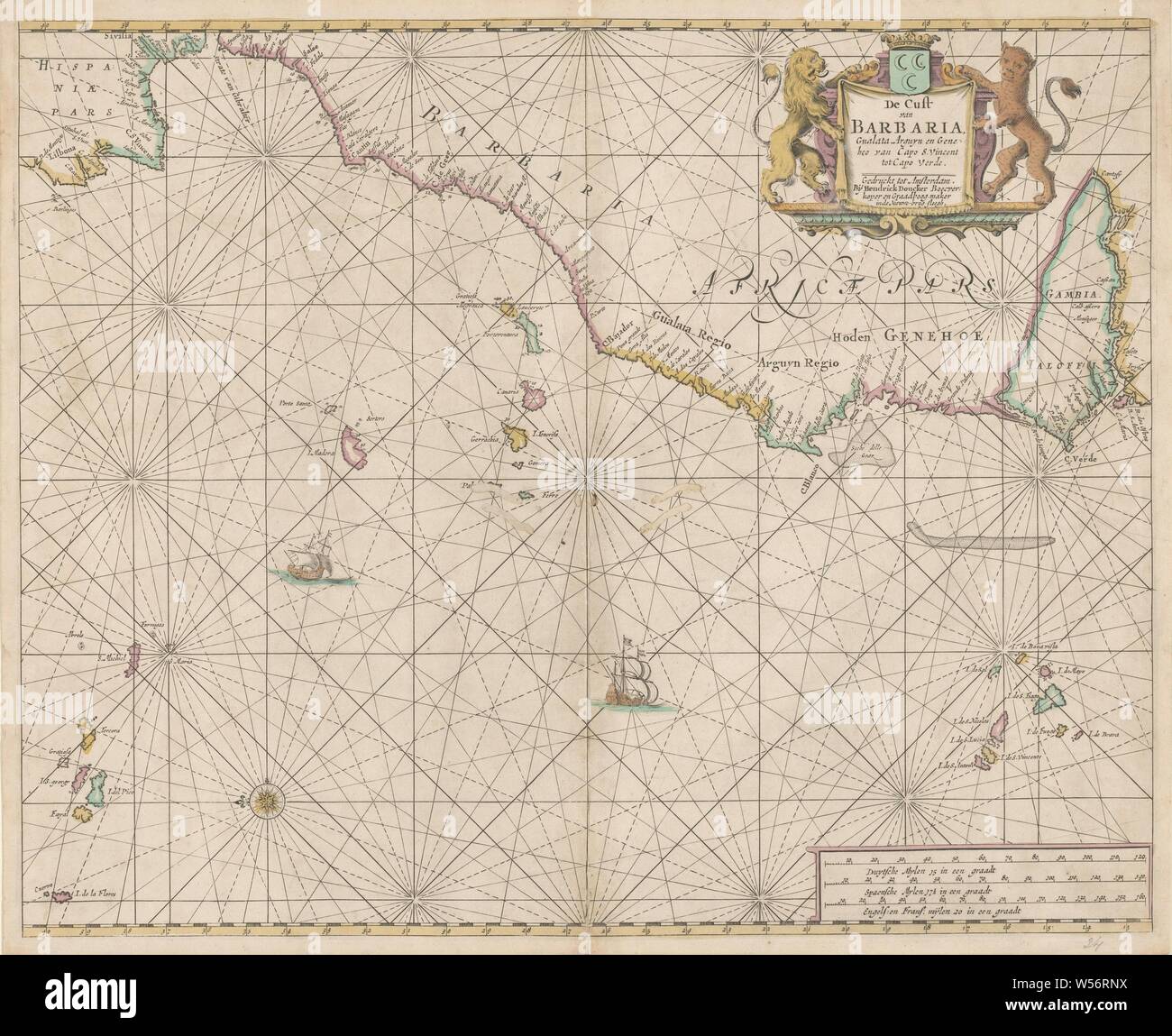 Scheda del passaporto della costa nord-occidentale dell'Africa, il CUST di Barbaria, Gualata, Arguyn e Geneheo Capo S. Vincenzo a Capo Verde (titolo in oggetto), mappa della costa del nord-ovest della costa africana dal Marocco alla Gambia con le isole Canarie e isole di Capo Verde. Con una rosa dei venti, il nord è a sinistra. Due navi in mare. Iscrizione affiancato da un leone e un leopardo, al di sopra di essa un coronato stemma con tre mezzelune. In basso a destra scala in tedesco, spagnolo e inglese o francese miglia (circa 1: 6 580 000), mappe di distinti paesi o regioni, Africa, isole di Capo Verde, Canarie Foto Stock