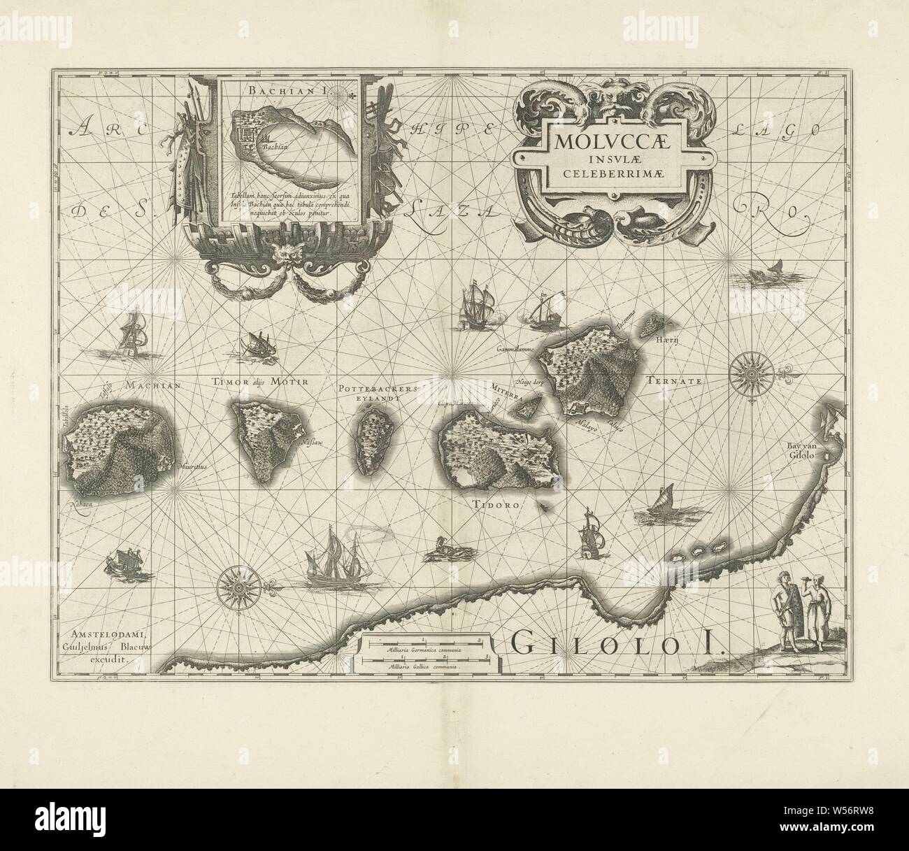 Mappa di alcune isole delle Molucche Moluccae insulae celeberrimae (titolo in oggetto), mappa delle isole delle Molucche, in alto a sinistra di Bachian I (Batjan). Due compass rose. Il nord è a destra in mare di navi e mostri marini, in basso a destra una coppia nativa, in mezzo al di sotto della scala in tedesco e francese miglia (1:13 mulino.). Retro: due pagine di testo, mappe o separare i paesi o regioni, Molucche, Willem Janszoon Blaeu (menzionato in oggetto), Amsterdam, 1635, carta, incisione h 373 mm × W 489 mm Foto Stock