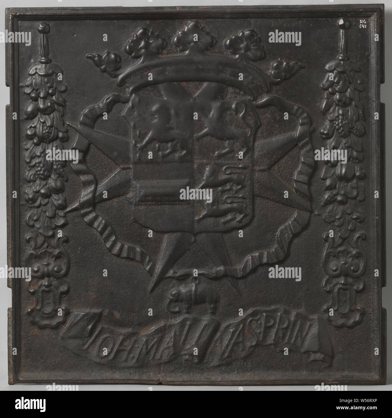 Piastra di stufa con stemma Johan Maurits van Nassau-Siegen, praticamente rettangolare piatto di stufa con bordo rialzato e due tacche su entrambi i lati destro e sinistro (per il fissaggio alla stufa), centr. rappresentazione di un quattro-squartati stemma (da Johan Maurits van Nassau-Siegen), coronato da un cinque-bladed royal crown, giacente su otto punte Johannieterkruis, l'arma è coronato da un nastro con un elefante appeso al fondo (segno dell'Elefante ordine), girato a sinistra sotto il armor banderole con iscrizione: IOH: MAU NAS: PRIN, Johan Maurits conte di Nassau-Siegen, anonimo Foto Stock