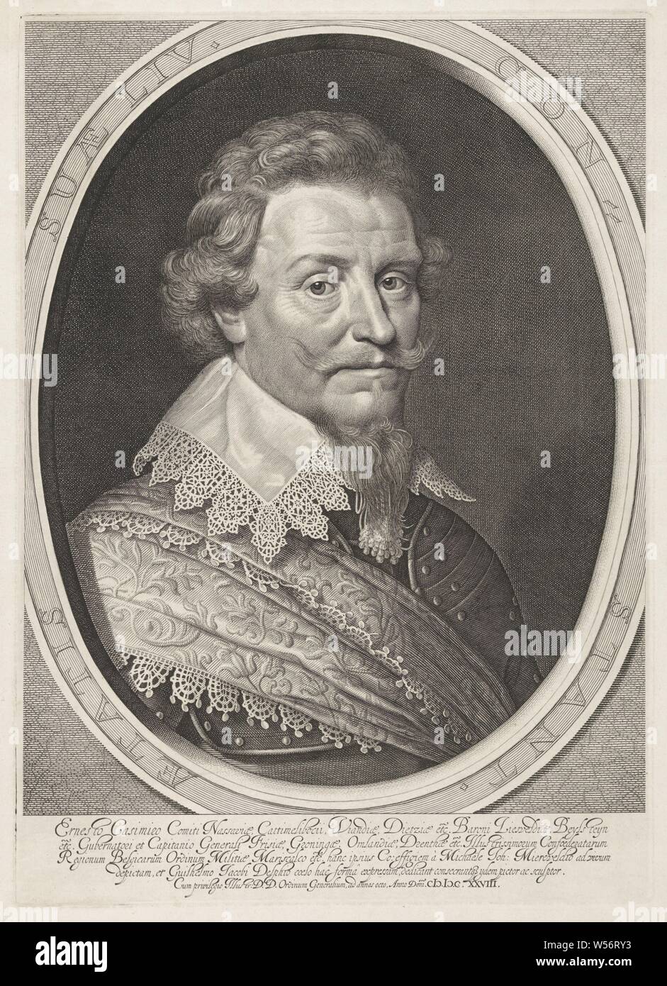 Ritratto di Ernst Casimir, Conte di Nassau-Dietz, Ritratto di Ernst Casimir in un ovale con un'iscrizione. Nel margine inferiore a cinque righe di testo in latino, Ernst Casimir conte di Nassau-Dietz, Willem Jacobsz. Delff (menzionato in oggetto), Delft, 1628, carta, attacco, h 418 mm × W 299 mm Foto Stock