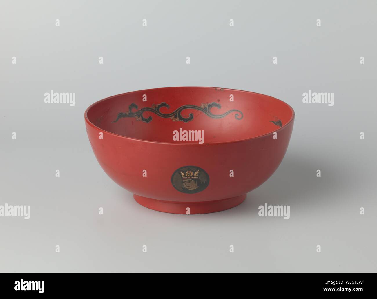 Laccato Rosso ciotola fatta di legno, profonda ciotola di legno su un anello piede, interamente laccato rosso tranne per il nero anello piede. Decorate all'esterno con tre round medaglioni con uomo orientale ritratti a colori e oro, contro la parete interna di tre volte in un singolo rango motif, Gamron, 1700 - 1799, il legno (materiale vegetale), lacca (rivestimento), pittura a olio (vernice), laccature h 9,8 cm × d 23,6 cm Foto Stock