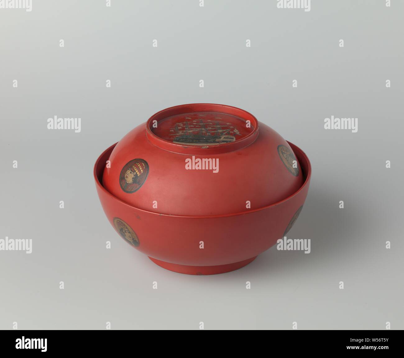 Laccato Rosso ciotola di legno con un coperchio, profonda ciotola di legno su un anello piede, interamente laccato rosso tranne per il nero anello piede. Decorate all'esterno con tre round medaglioni con uomo orientale ritratti a colori e oro, contro la parete interna di tre volte in un singolo rango motif. Con coperchio, Gamron, 1700 - 1799, il legno (materiale vegetale), lacca (rivestimento), pittura a olio (vernice), laccature h 9,8 cm × d 23,6 cm h 7 cm × d 22,1 cm Foto Stock