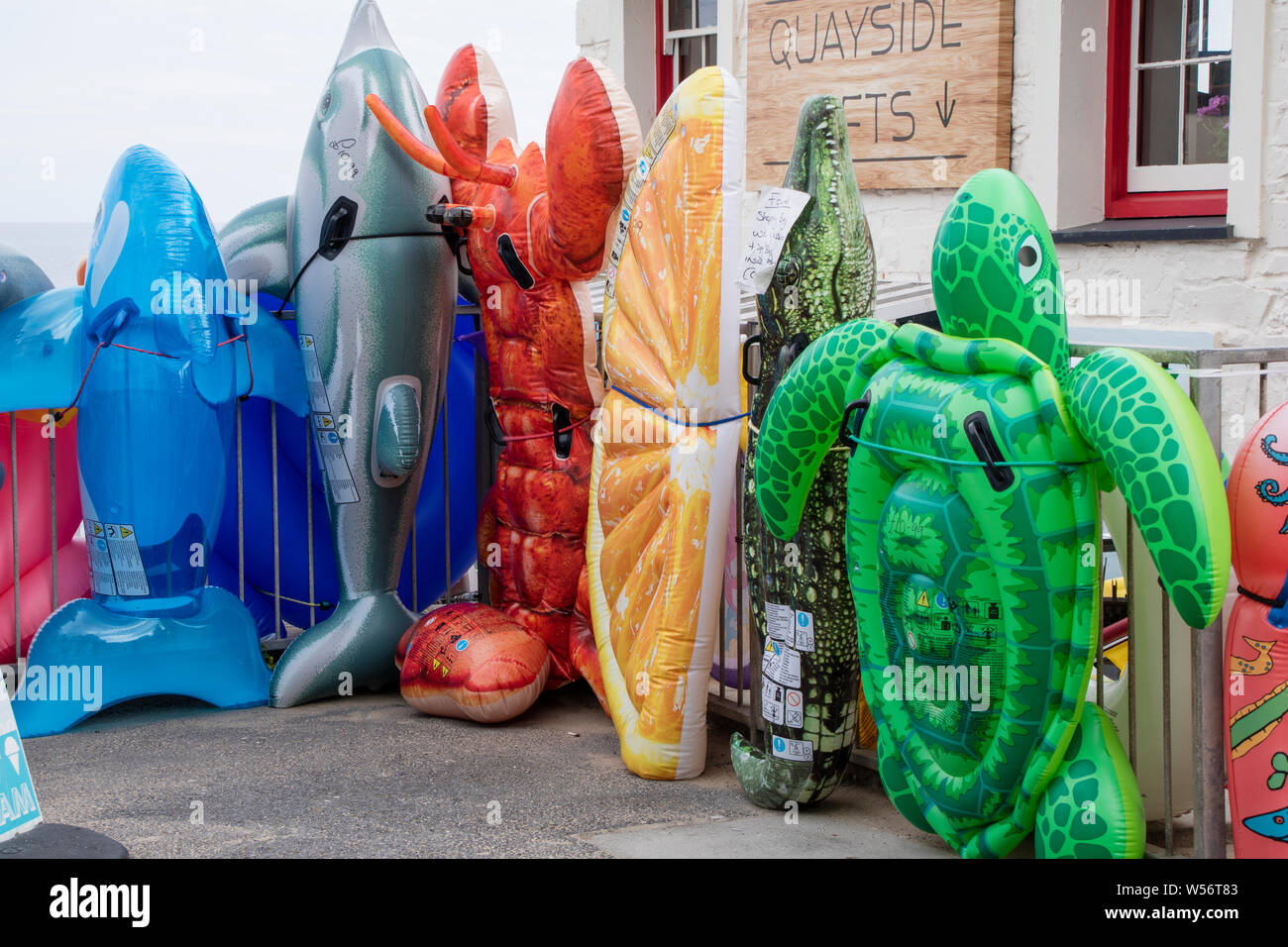 I bambini di plastica di giocattoli da spiaggia per la vendita in un negozio di mare, Gran Bretagna, Regno Unito Foto Stock