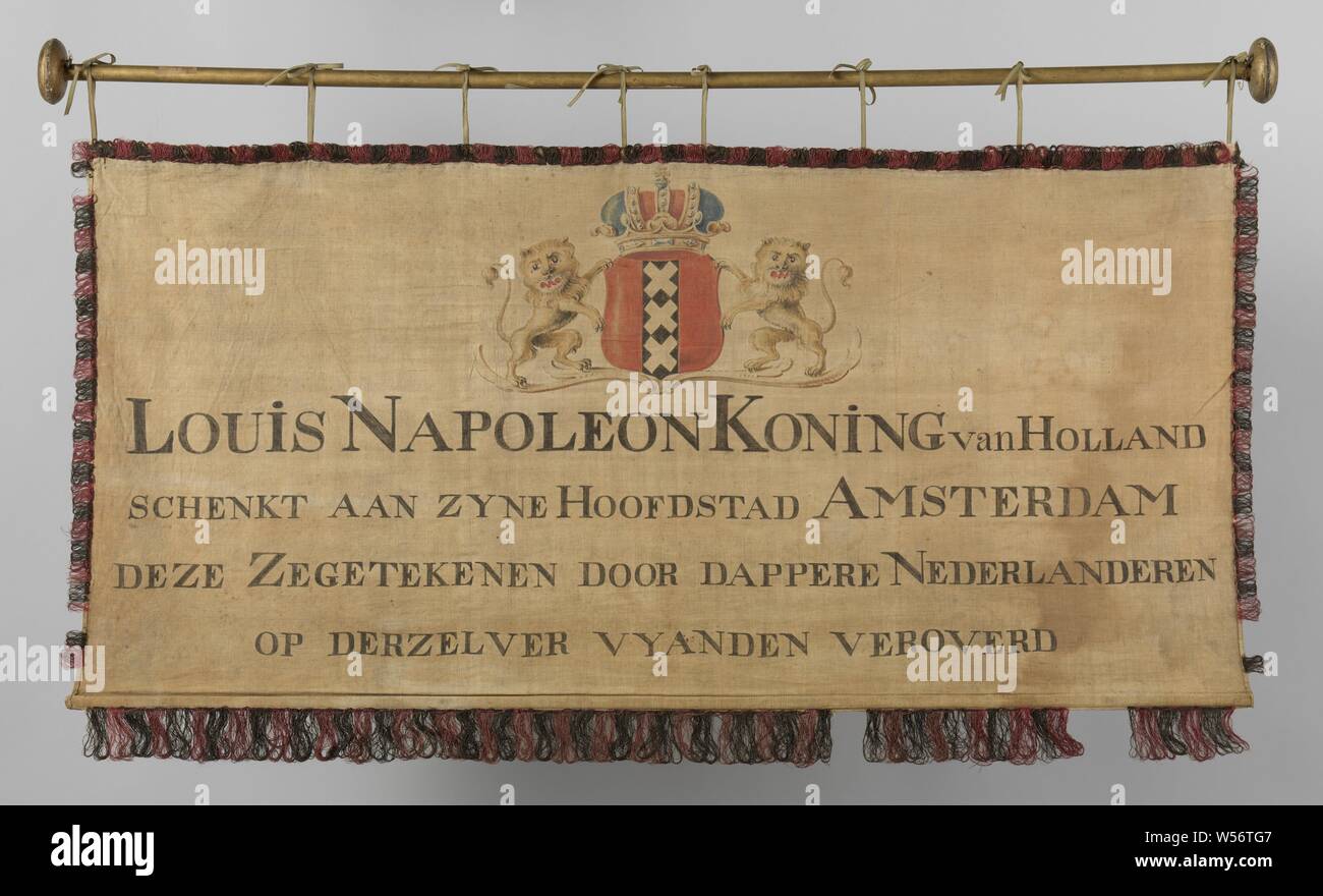 Banner Banner, in occasione del trasferimento di trofei da l'Aia ad Amsterdam nel 1806, banner Bianco, verniciato con il lato del volo di seguito: nella parte superiore lo stemma di Amsterdam coperto dalla corona imperiale e tenuti in posizione da due leoni permanente. Tra di essi in nero capitali: Louis Napoleon re d'Olanda dà al suo capitale ZYNE AMSTERDAM questi segnali conquistata da BRAVE NEI PAESI BASSI di per sé VYANDS. Intorno al fringe nero-rosso, leggermente più lungo sul volo lato piuttosto che sugli altri tre lati. Una stecca è stata cucita sul lato di volo. Con nastri attaccato ad un bastone dorato con pulsanti Foto Stock